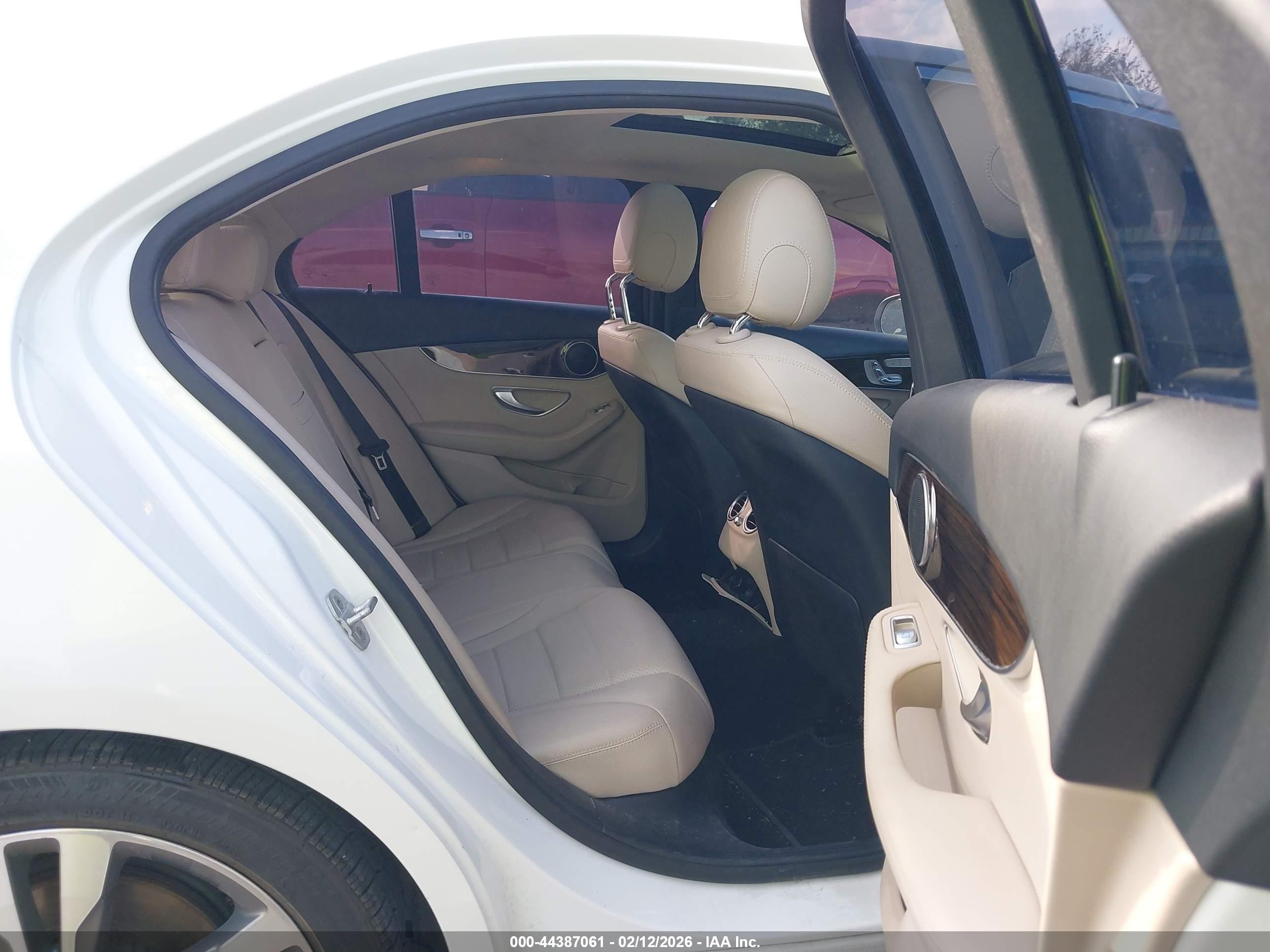 2015 Mercedes-benz C 300   White vin: 55SWF4JBXFU071019