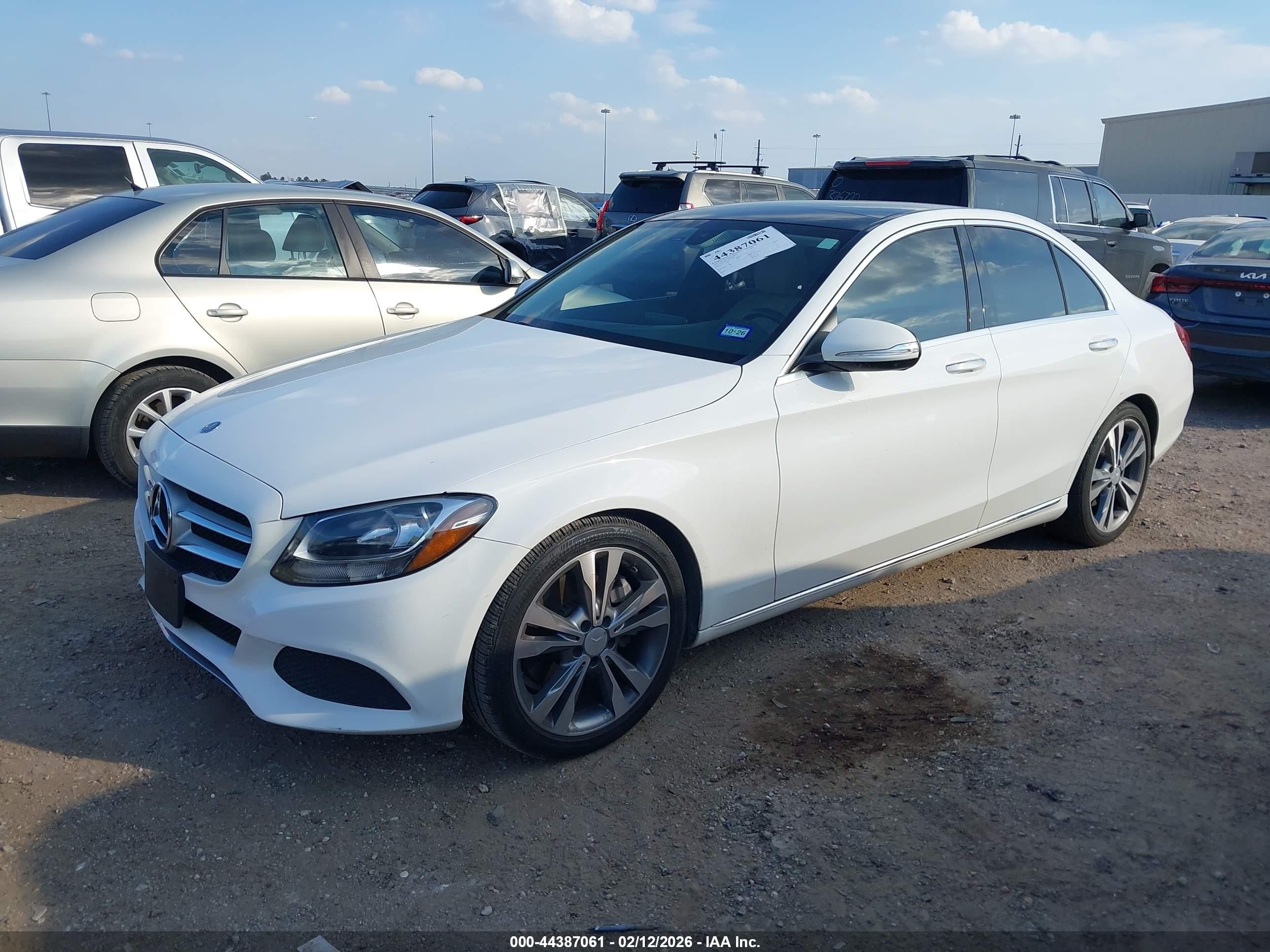 2015 Mercedes-benz C 300   White vin: 55SWF4JBXFU071019