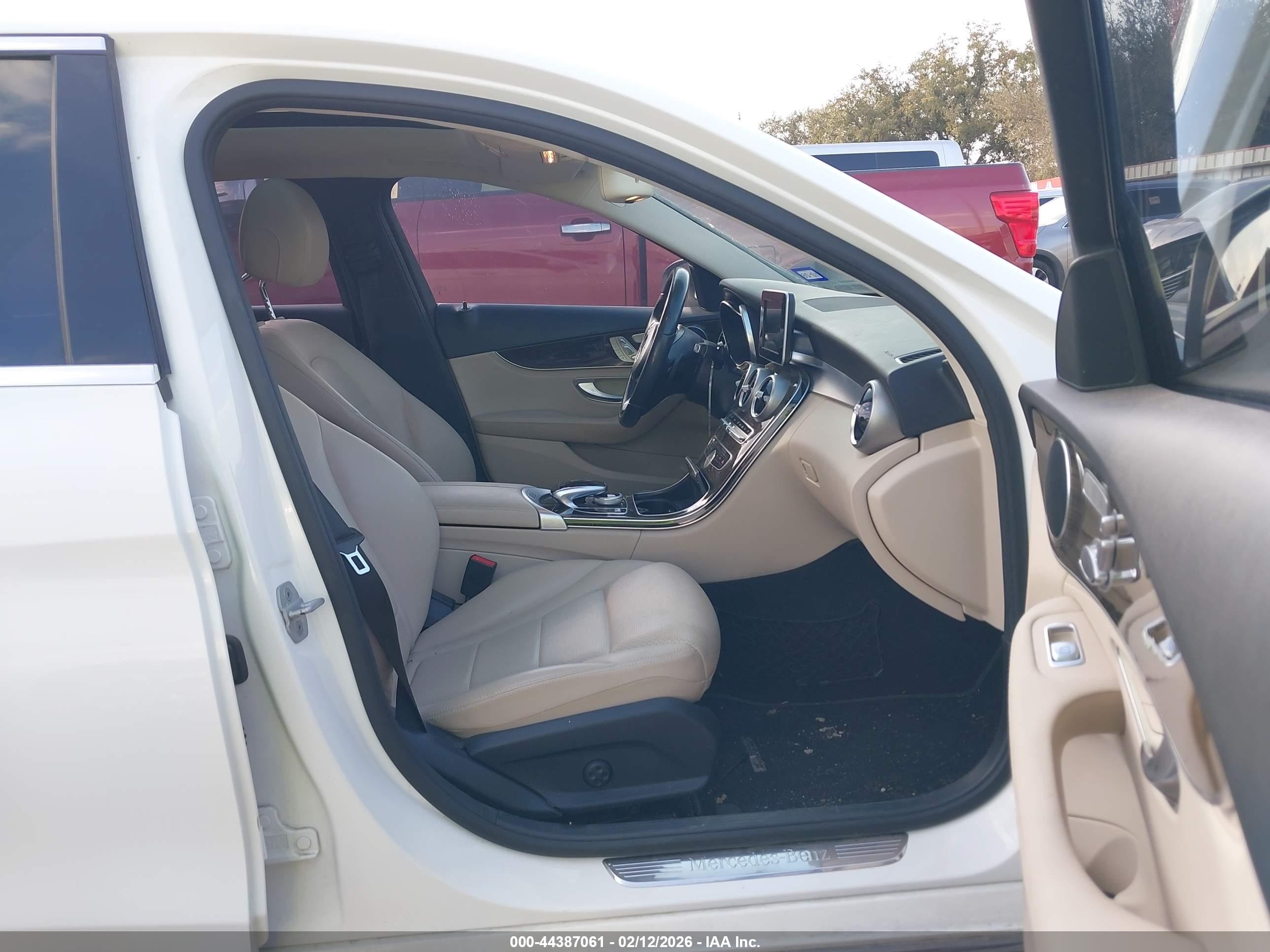 2015 Mercedes-benz C 300   White vin: 55SWF4JBXFU071019