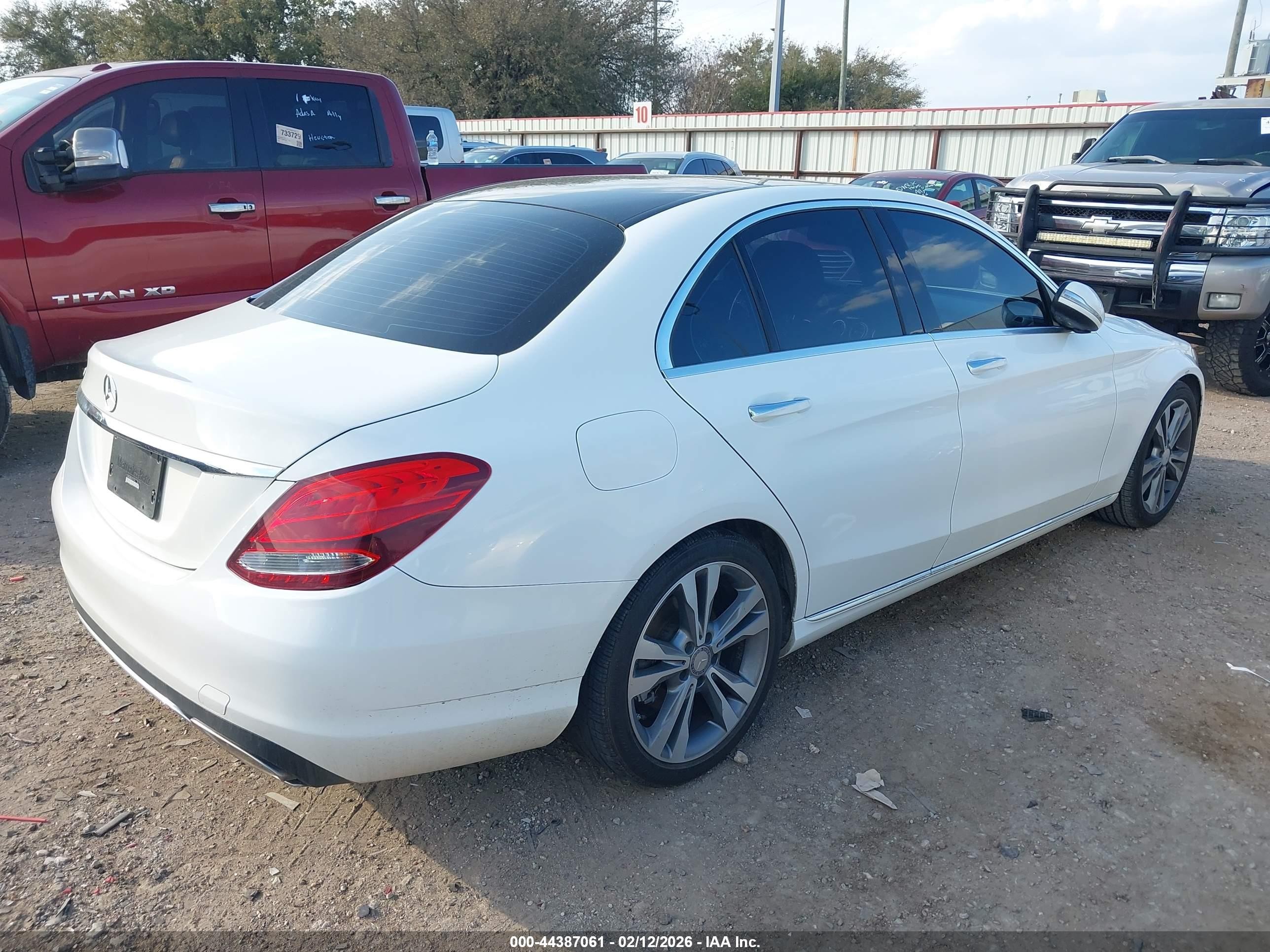 2015 Mercedes-benz C 300   White vin: 55SWF4JBXFU071019