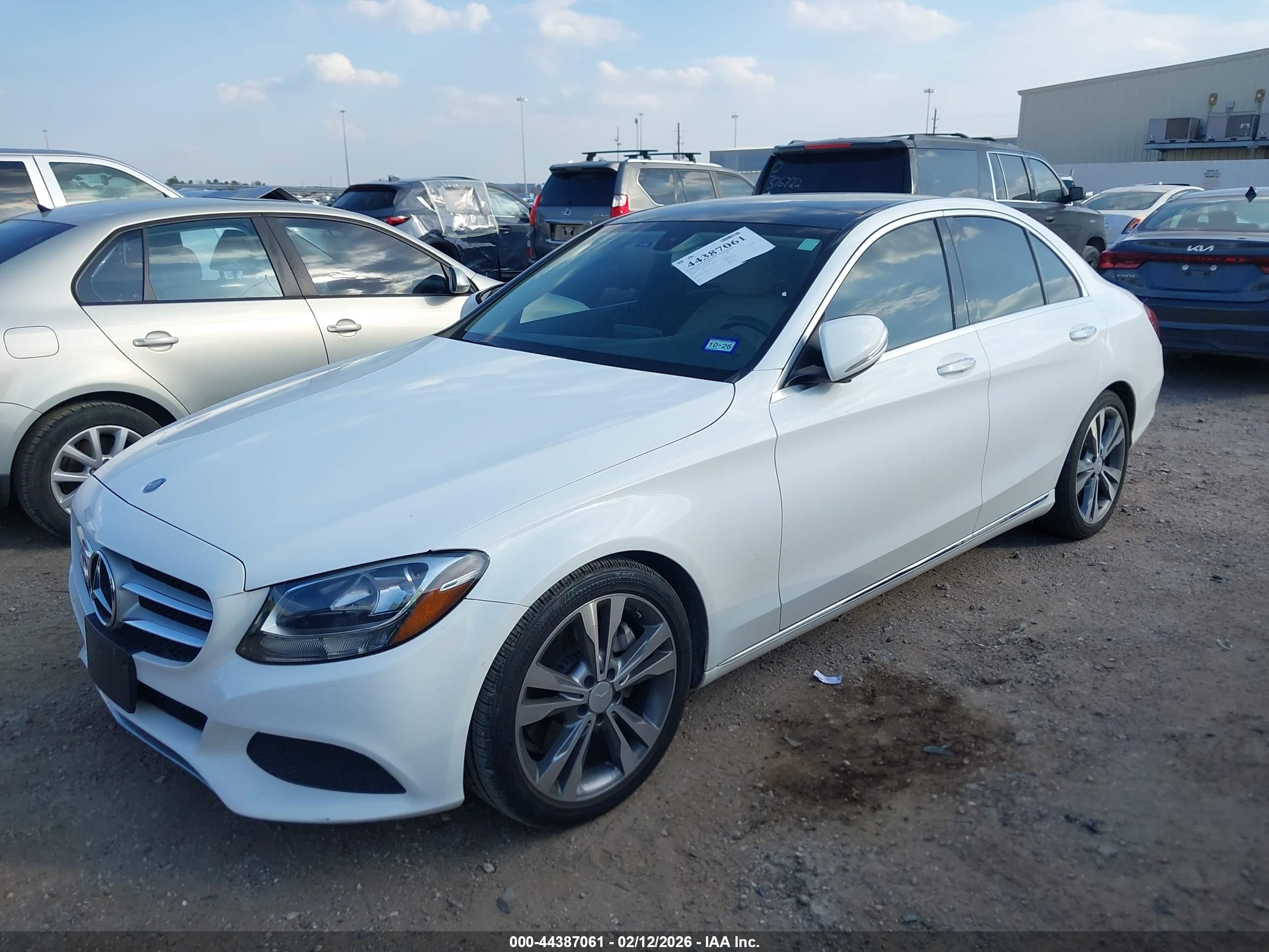 2015 Mercedes-benz C 300   White vin: 55SWF4JBXFU071019