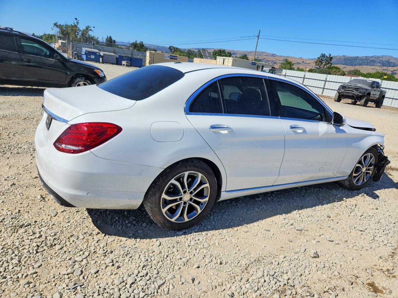 2015 Mercedes-benz C 300 White vin: 55SWF4JBXFU072199