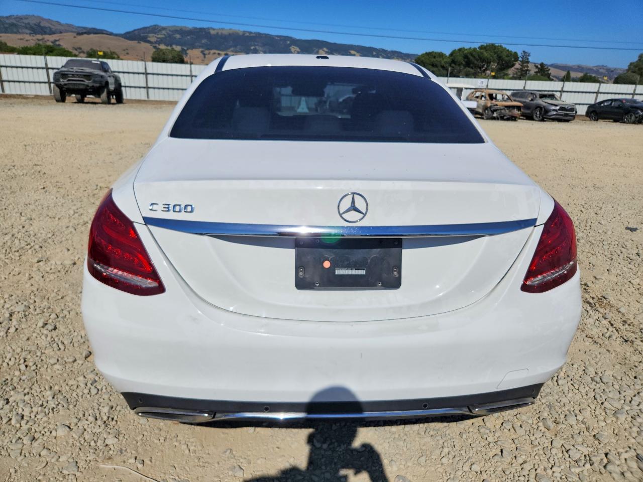 2015 Mercedes-benz C 300 White vin: 55SWF4JBXFU072199