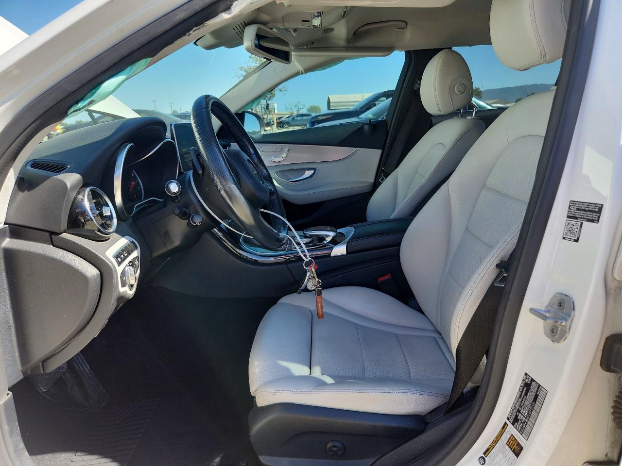 2015 Mercedes-benz C 300 White vin: 55SWF4JBXFU072199