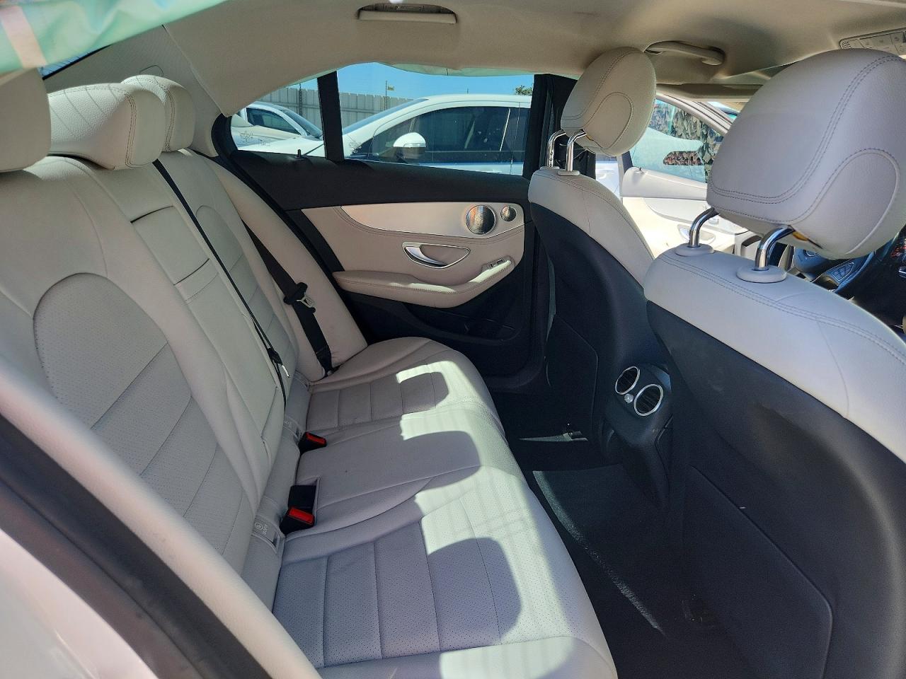 2015 Mercedes-benz C 300 White vin: 55SWF4JBXFU072199