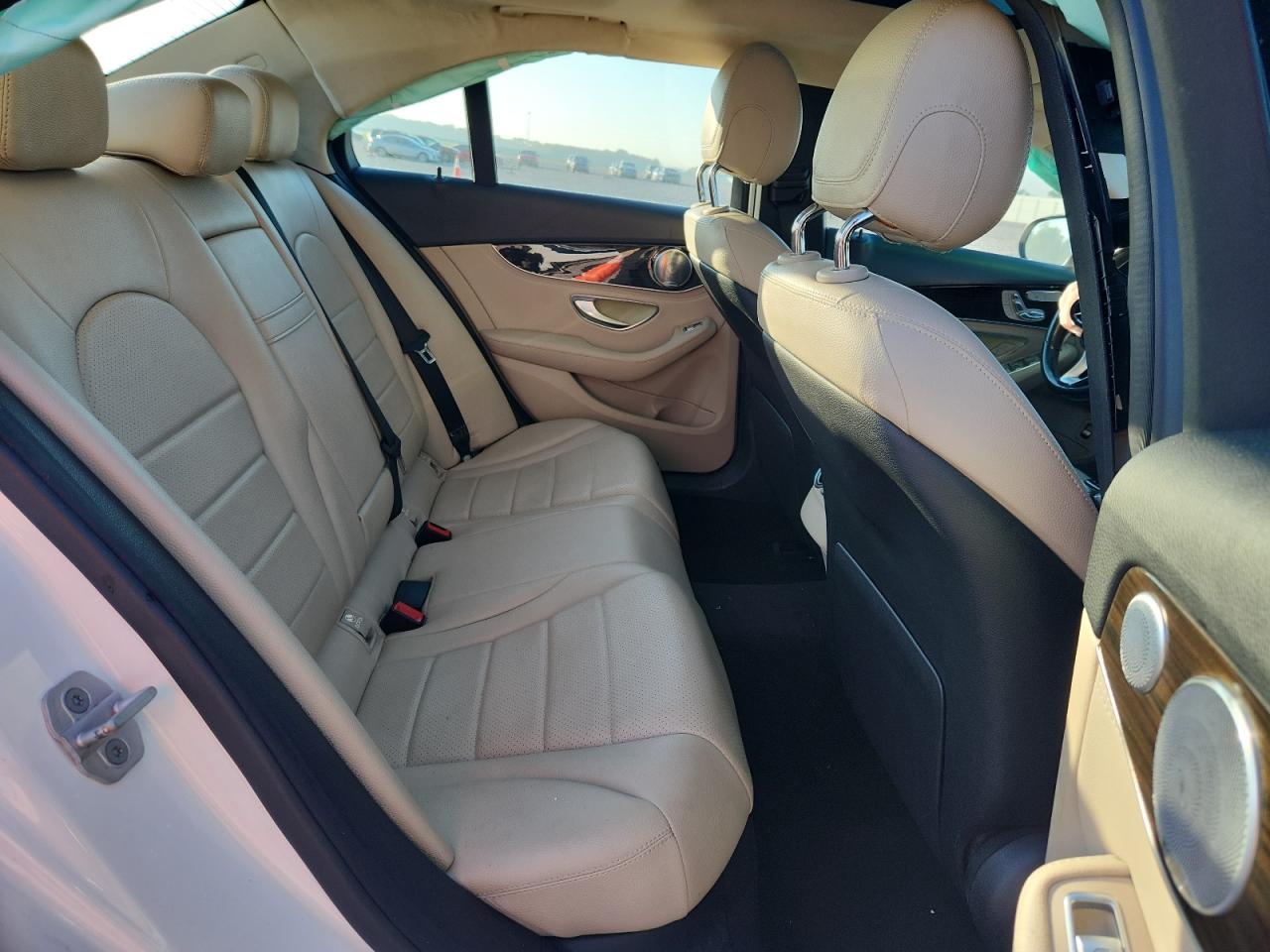 2015 Mercedes-benz C 300 White vin: 55SWF4JBXFU082148