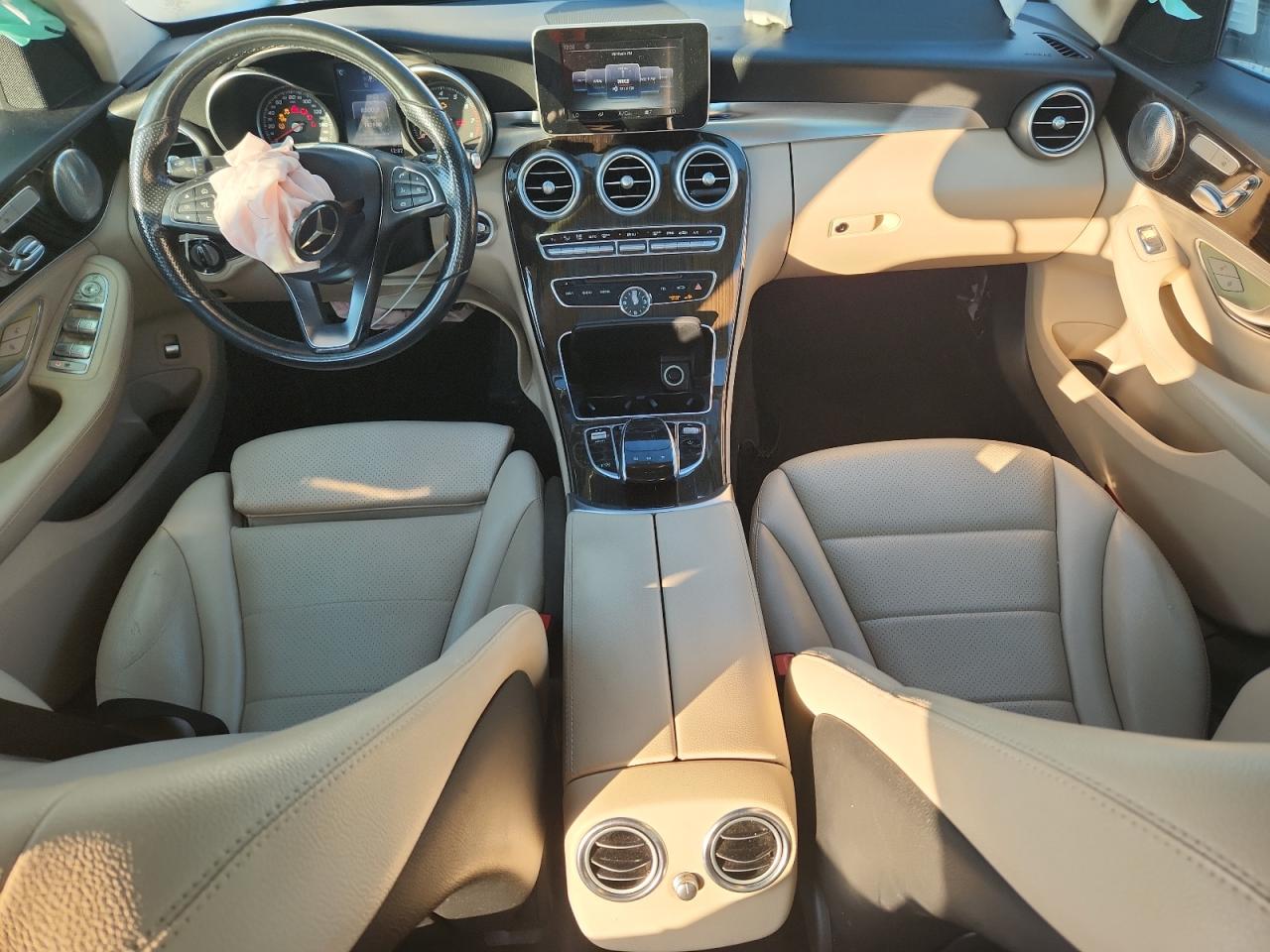 2015 Mercedes-benz C 300 White vin: 55SWF4JBXFU082148