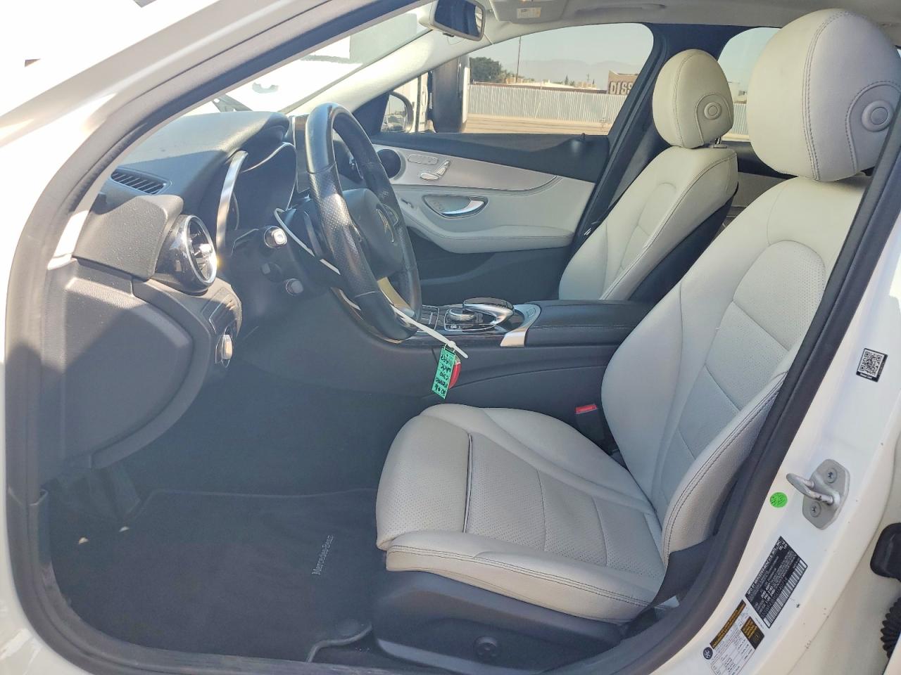 2016 Mercedes-benz C 300 White vin: 55SWF4JBXGU140714