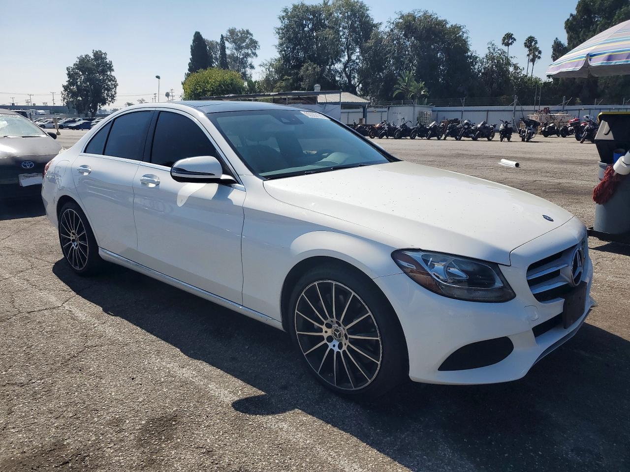 2016 Mercedes-benz C 300 White vin: 55SWF4JBXGU140714