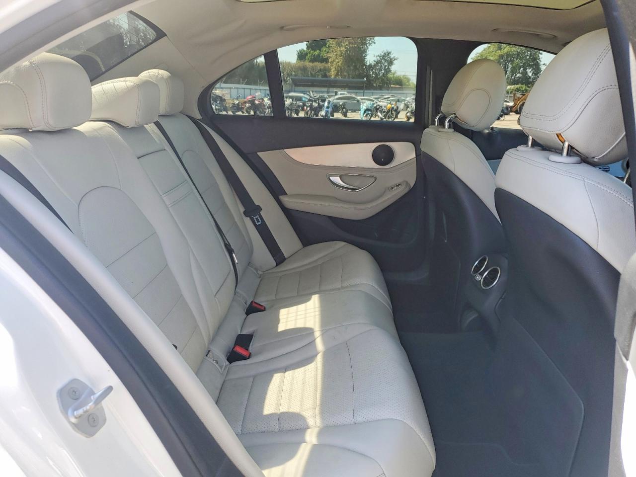 2016 Mercedes-benz C 300 White vin: 55SWF4JBXGU140714