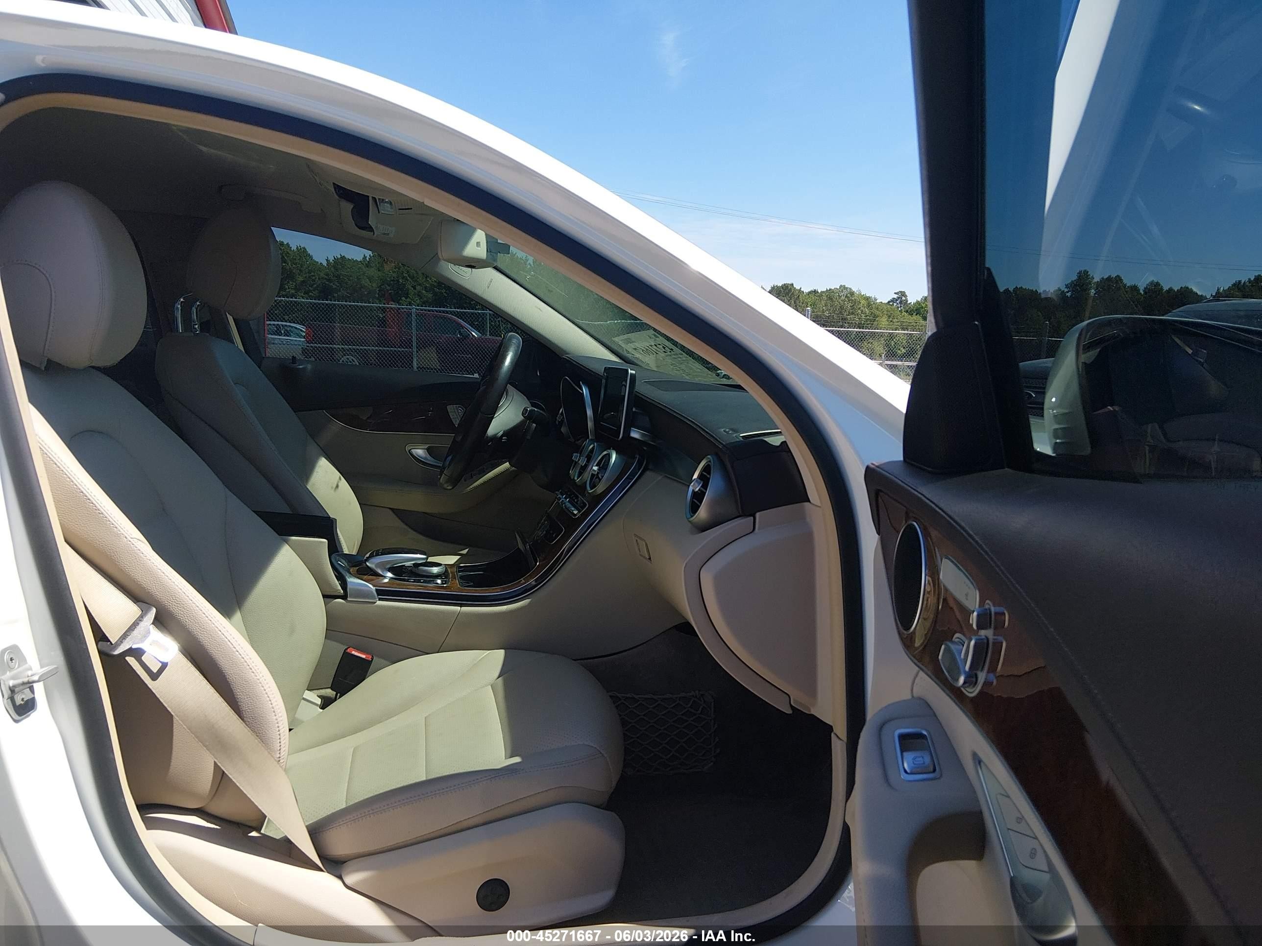 2015 Mercedes-benz C 300 Luxury 4matic White vin: 55SWF4KB0FU015170
