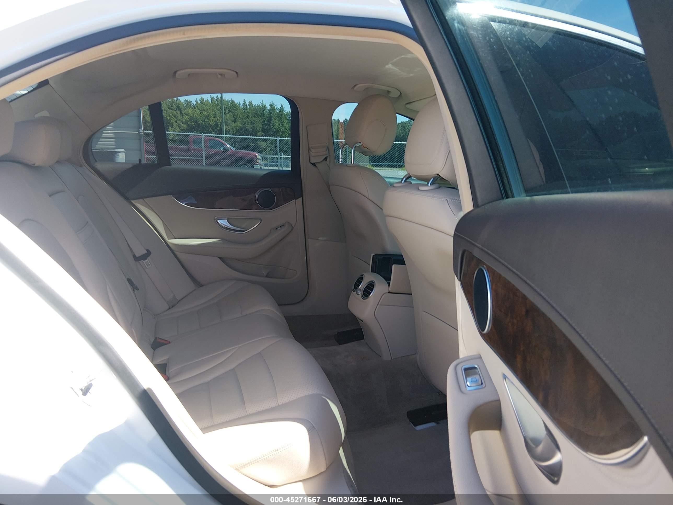 2015 Mercedes-benz C 300 Luxury 4matic White vin: 55SWF4KB0FU015170