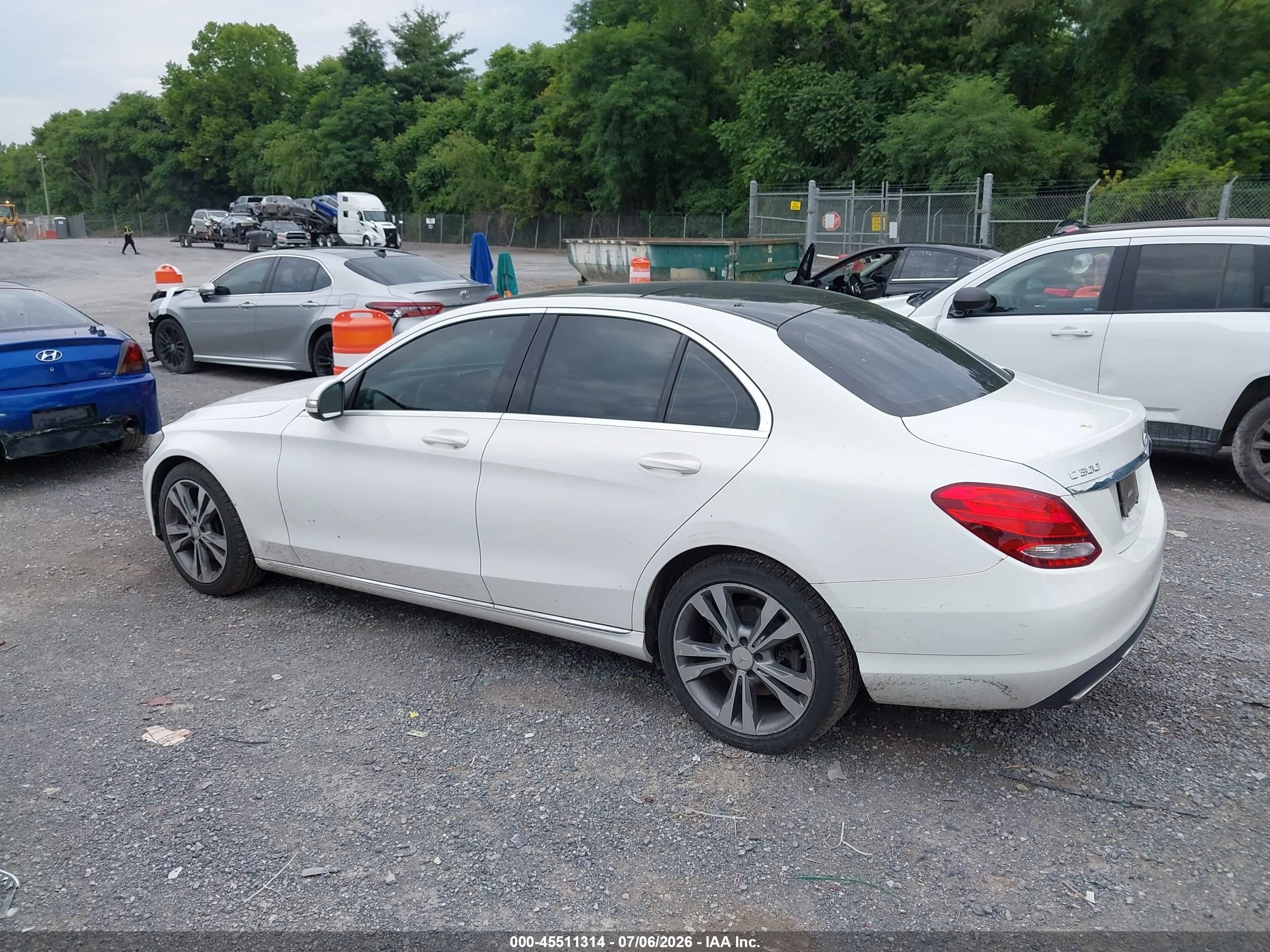 2015 Mercedes-benz C 300 4matic White vin: 55SWF4KB0FU032678