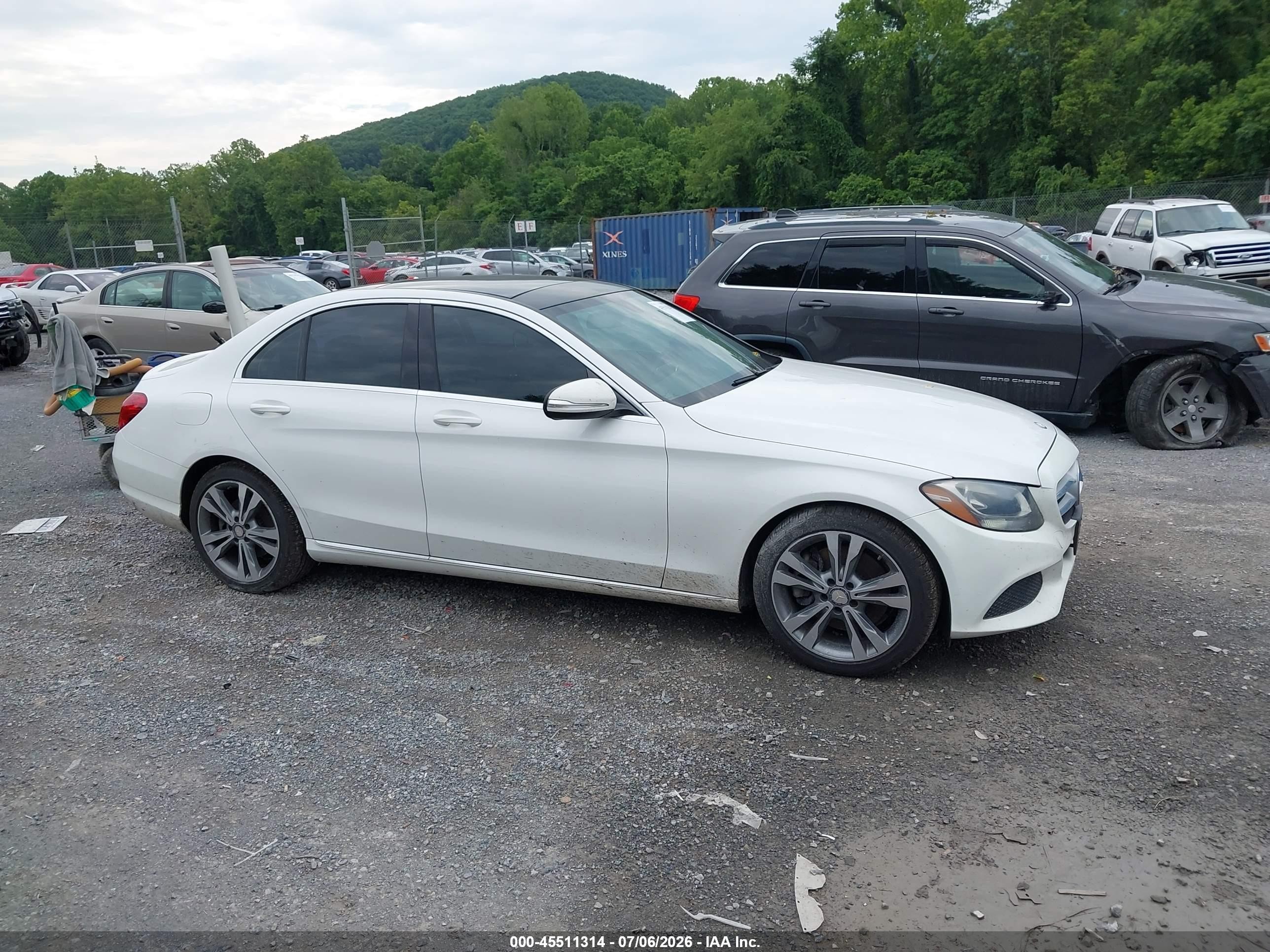 2015 Mercedes-benz C 300 4matic White vin: 55SWF4KB0FU032678