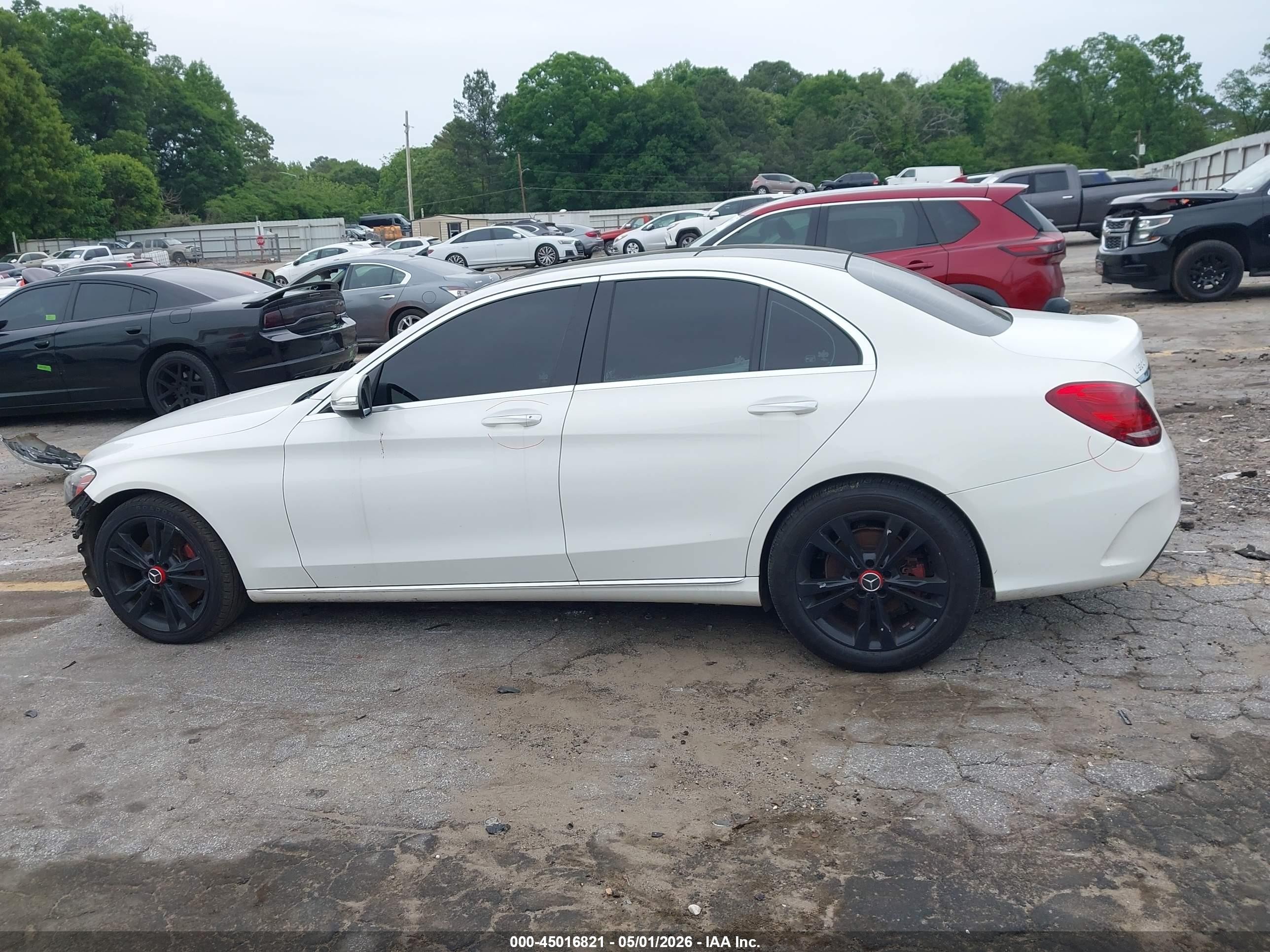2015 Mercedes-benz C 300 4matic Белый vin: 55SWF4KB1FU011838