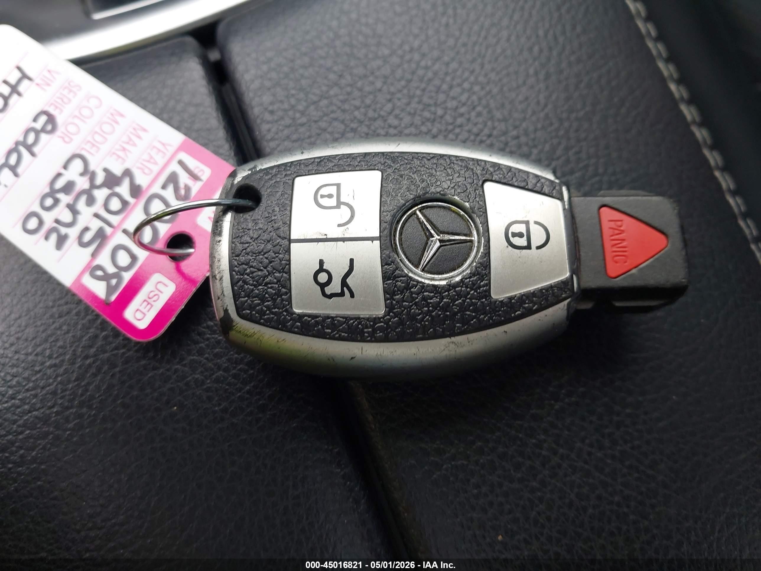 2015 Mercedes-benz C 300 4matic Белый vin: 55SWF4KB1FU011838