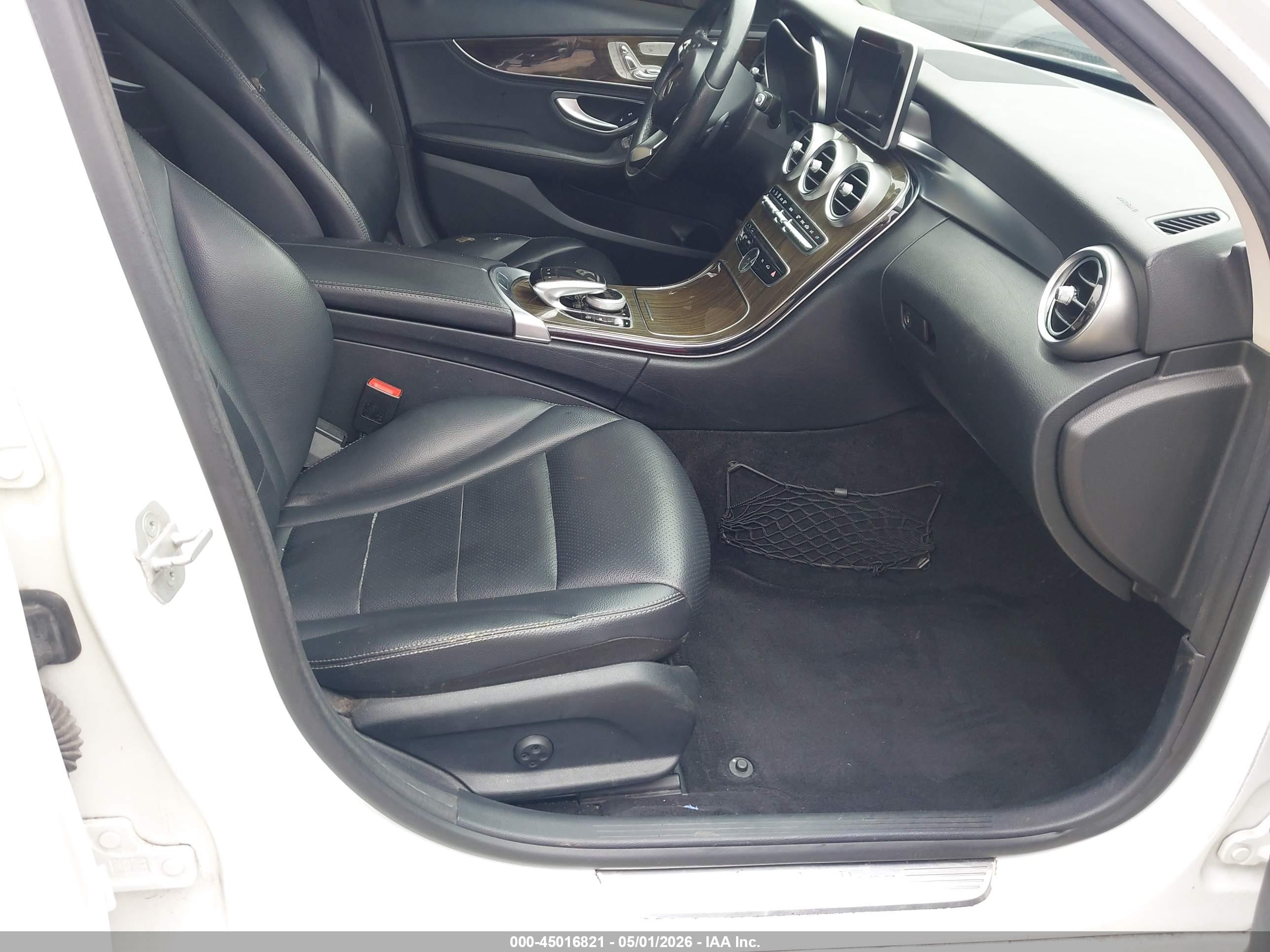 2015 Mercedes-benz C 300 4matic Белый vin: 55SWF4KB1FU011838