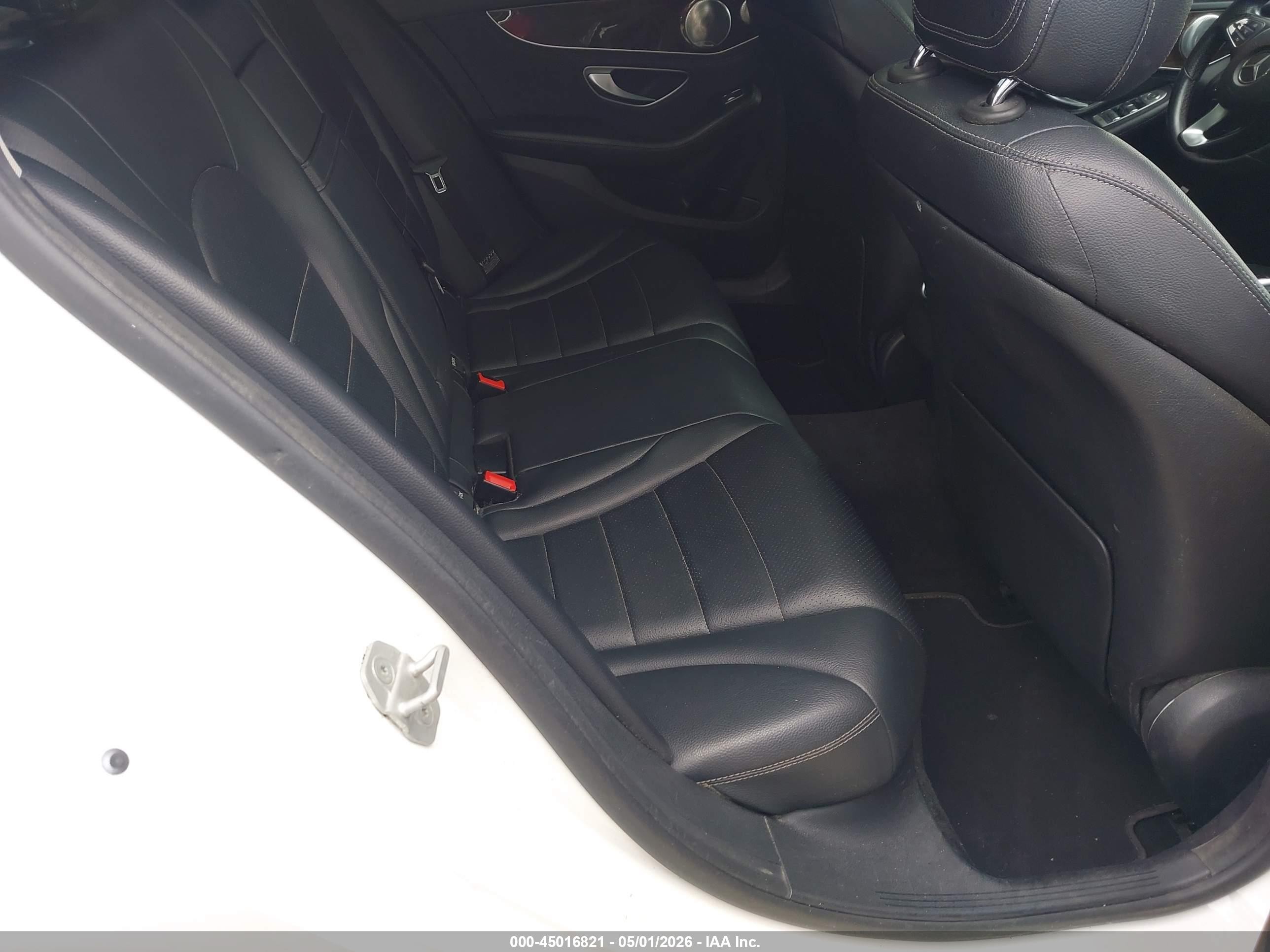 2015 Mercedes-benz C 300 4matic Белый vin: 55SWF4KB1FU011838