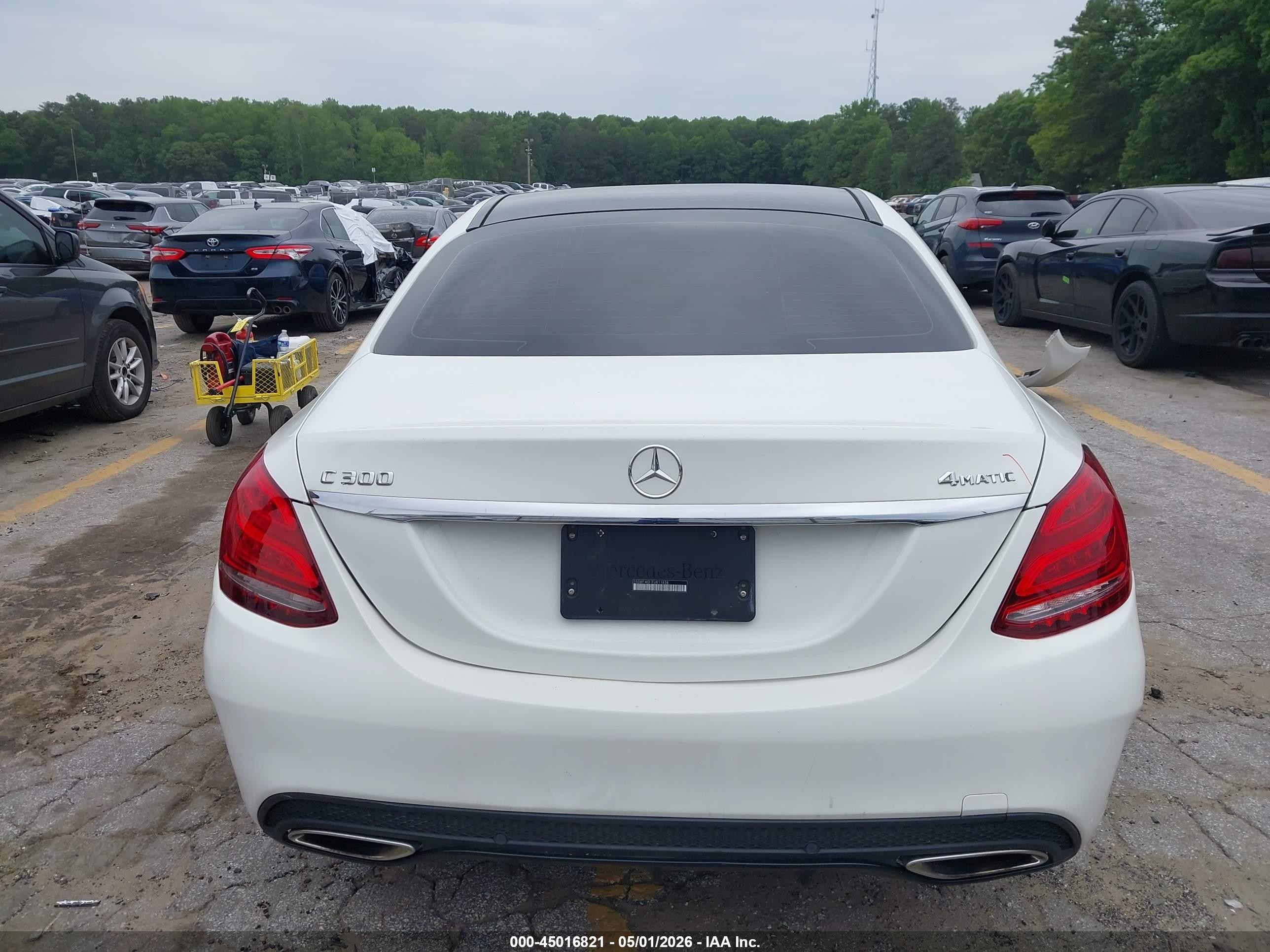2015 Mercedes-benz C 300 4matic Белый vin: 55SWF4KB1FU011838