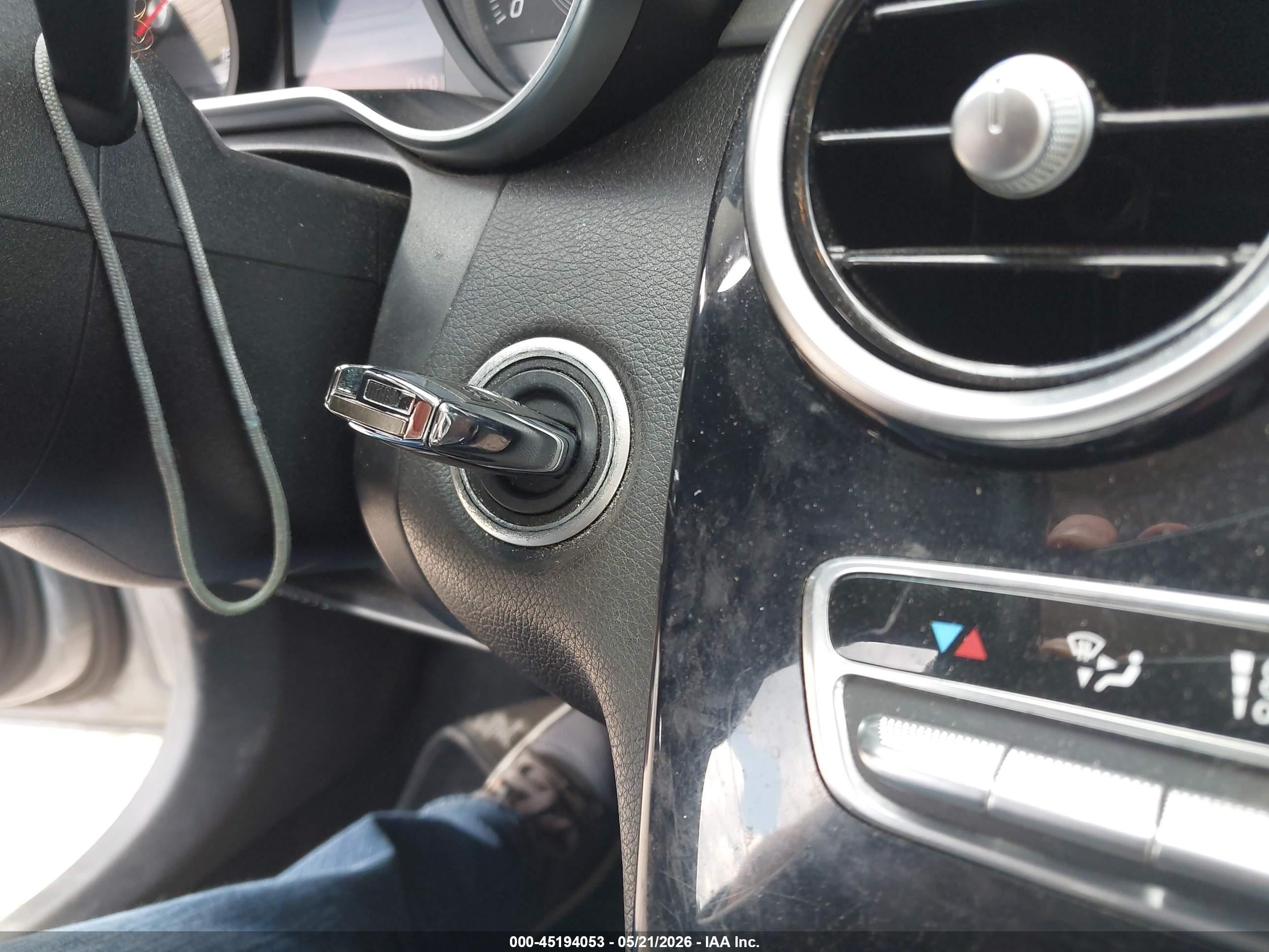 2015 Mercedes-benz C 300 4matic Серебряный vin: 55SWF4KB1FU014173