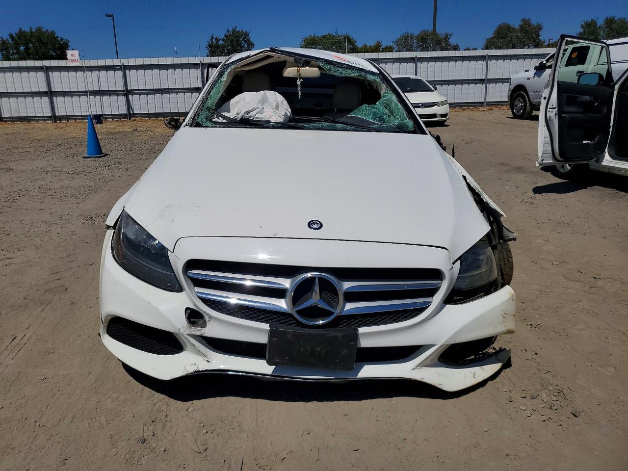 2015 Mercedes-benz C 300 4matic White vin: 55SWF4KB1FU016036