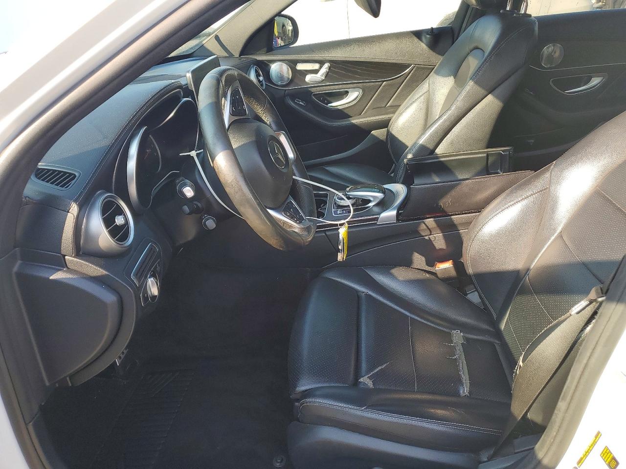 2015 Mercedes-benz C 300 4matic Белый vin: 55SWF4KB1FU020992