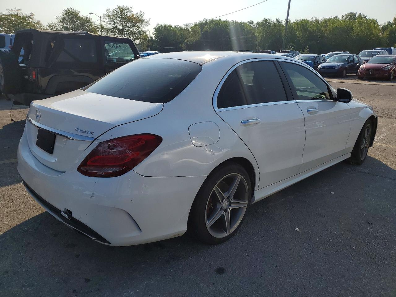 2015 Mercedes-benz C 300 4matic Белый vin: 55SWF4KB1FU020992