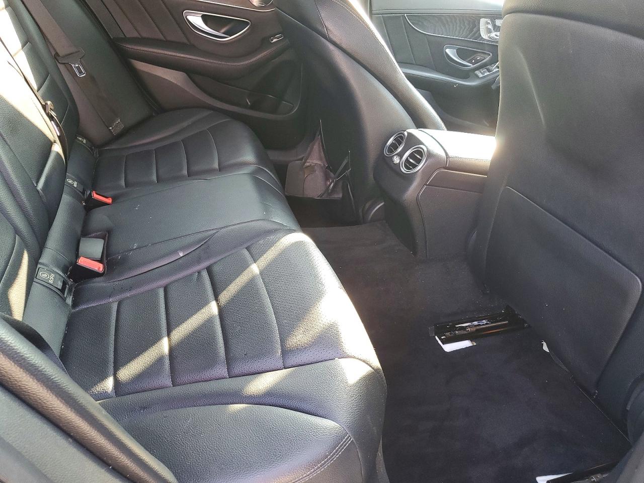 2015 Mercedes-benz C 300 4matic Белый vin: 55SWF4KB1FU020992
