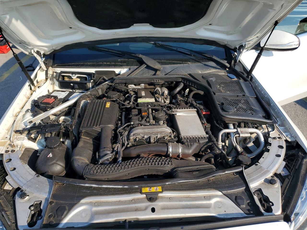 2015 Mercedes-benz C 300 4matic Белый vin: 55SWF4KB1FU020992