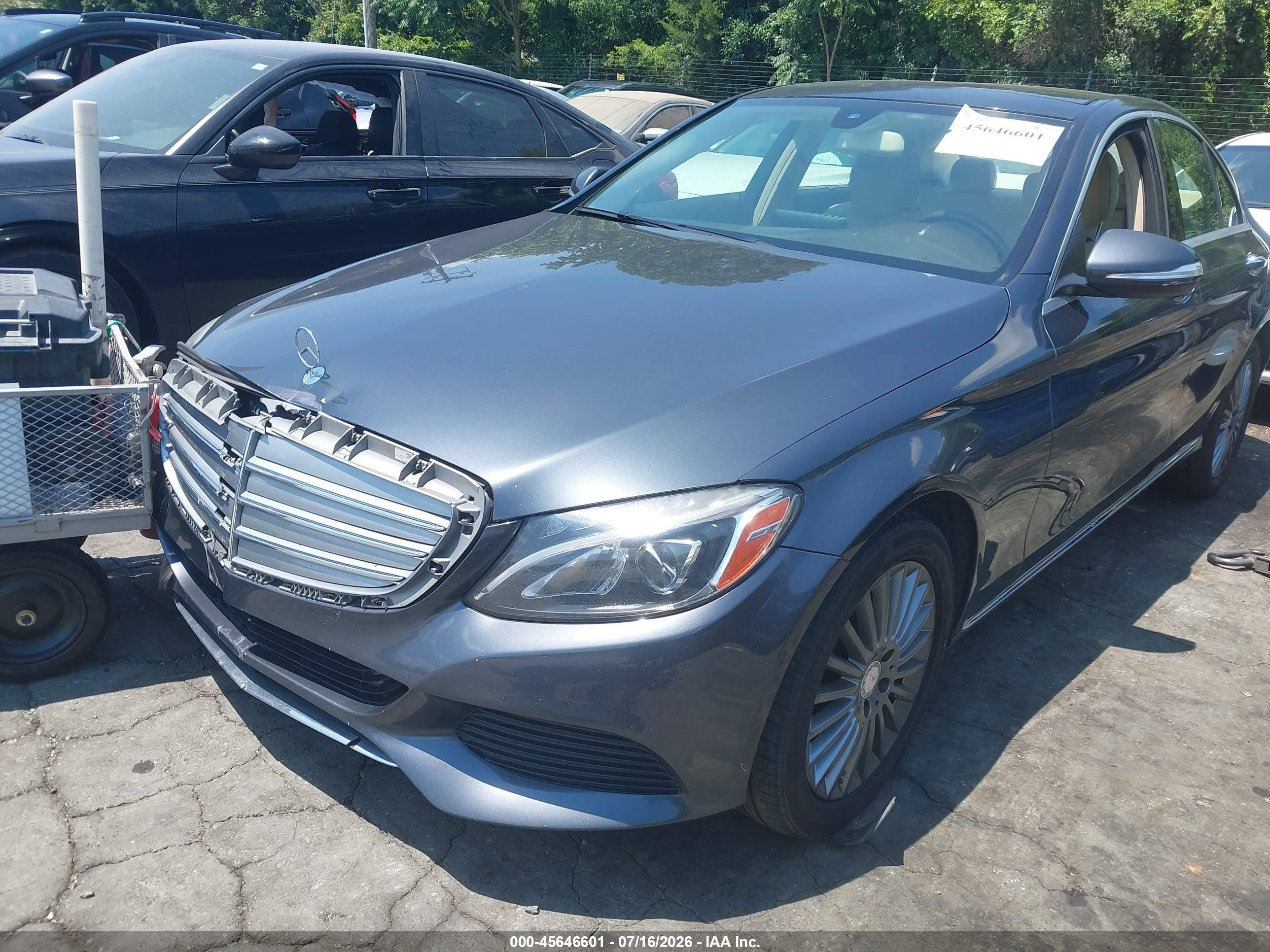 2015 Mercedes-benz C 300 Luxury 4matic Silver vin: 55SWF4KB1FU038358