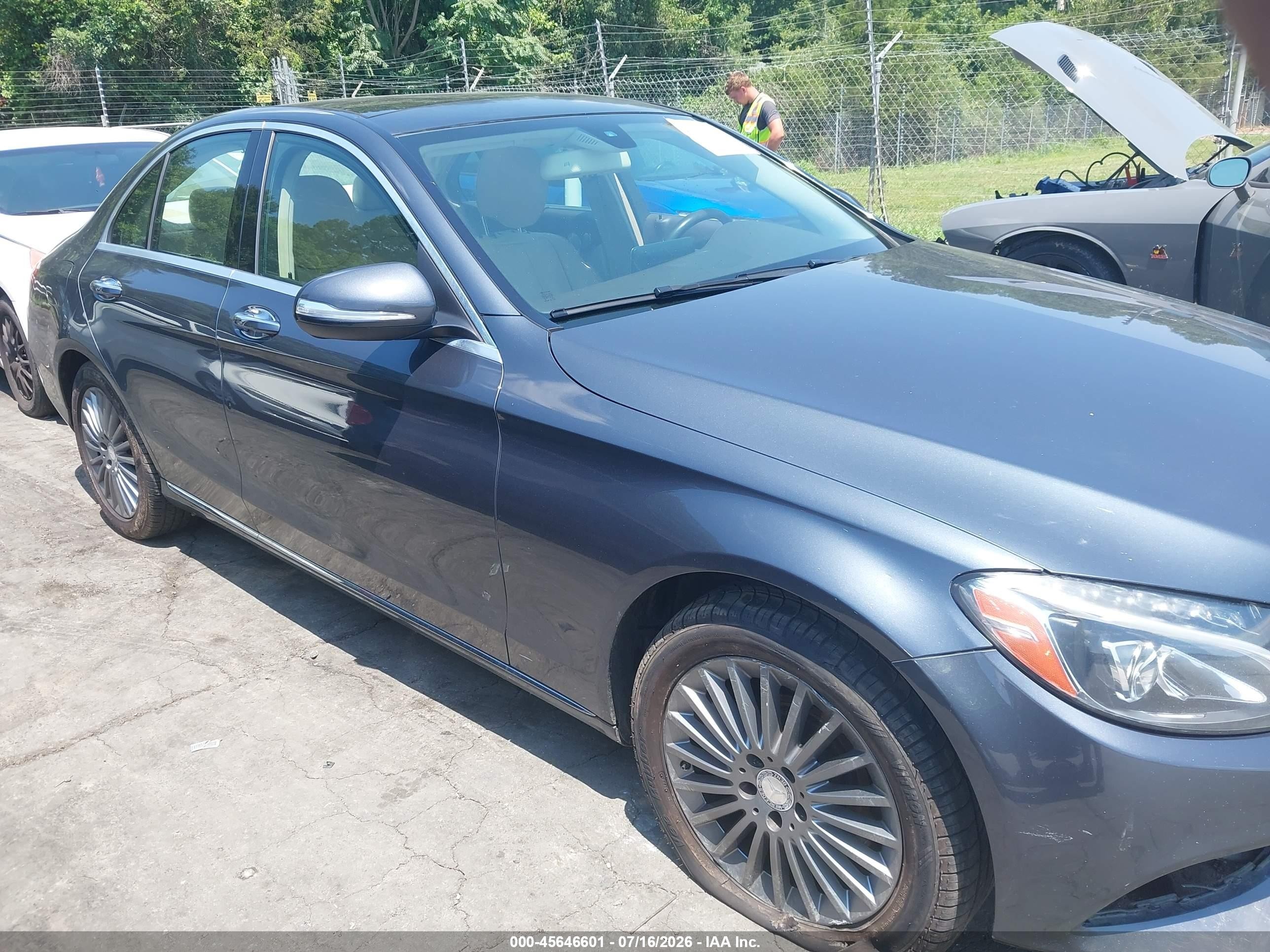 2015 Mercedes-benz C 300 Luxury 4matic Silver vin: 55SWF4KB1FU038358
