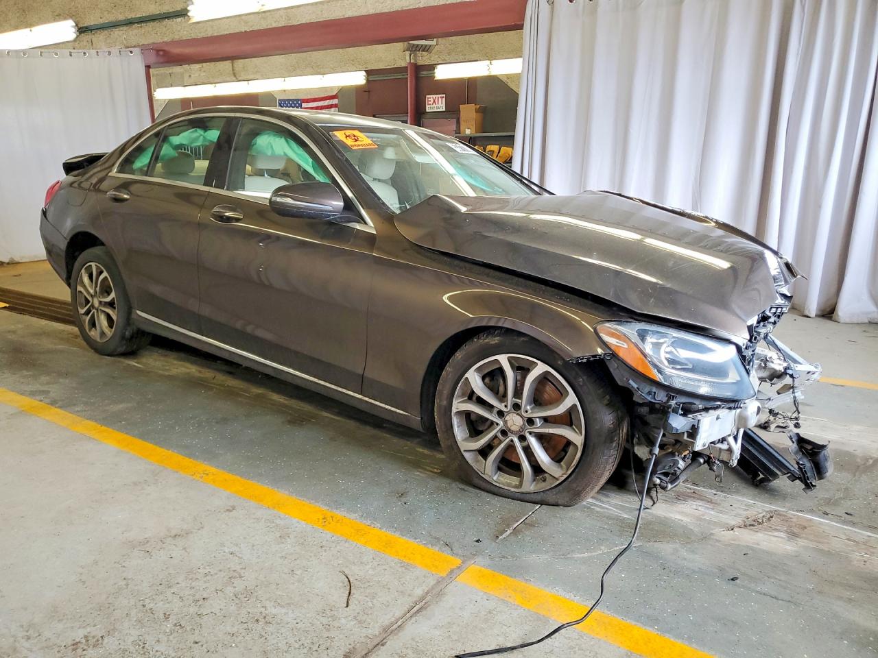 2016 Mercedes-benz C 300 4matic Коричневый vin: 55SWF4KB1GU120513