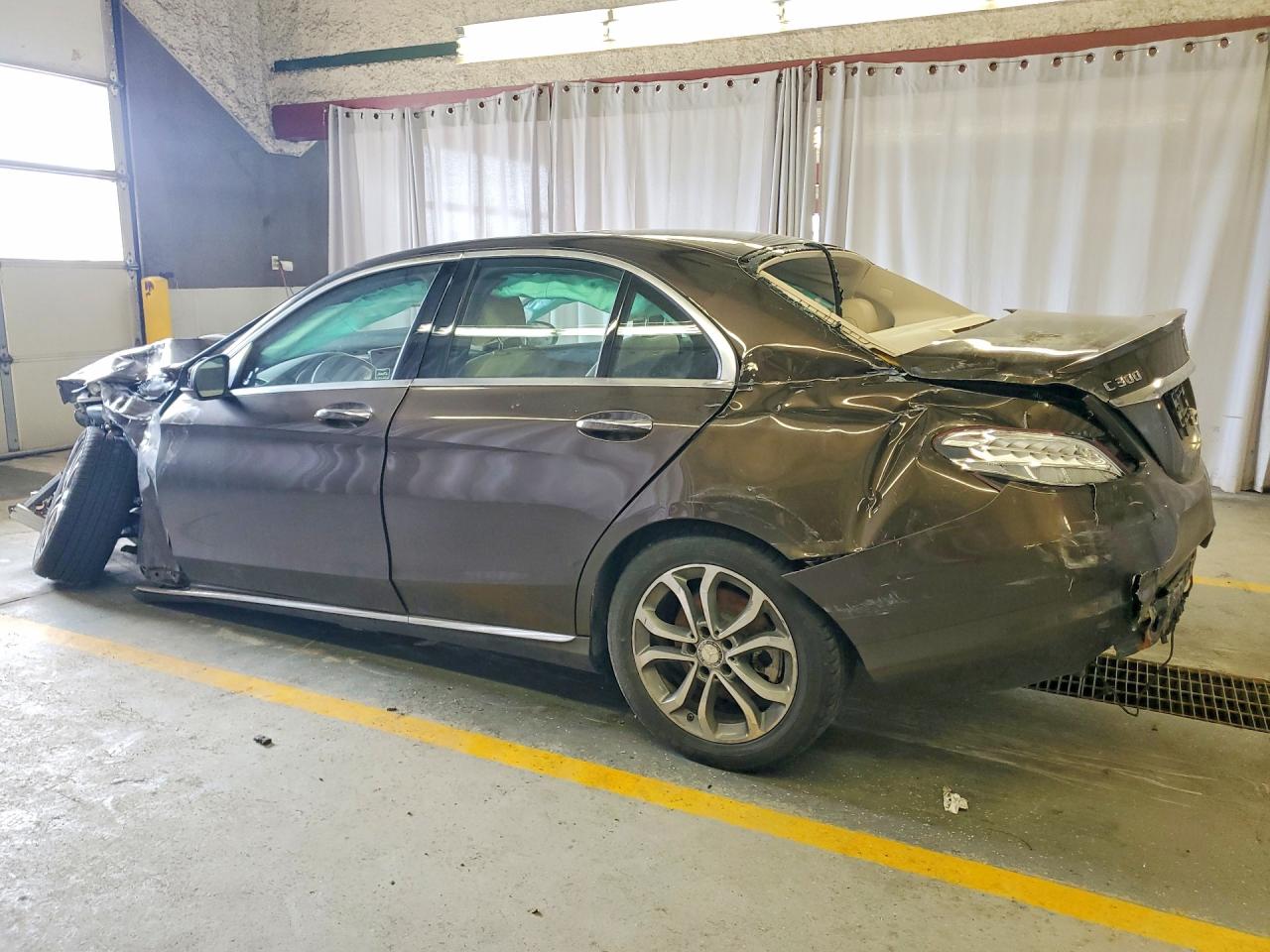 2016 Mercedes-benz C 300 4matic Коричневый vin: 55SWF4KB1GU120513