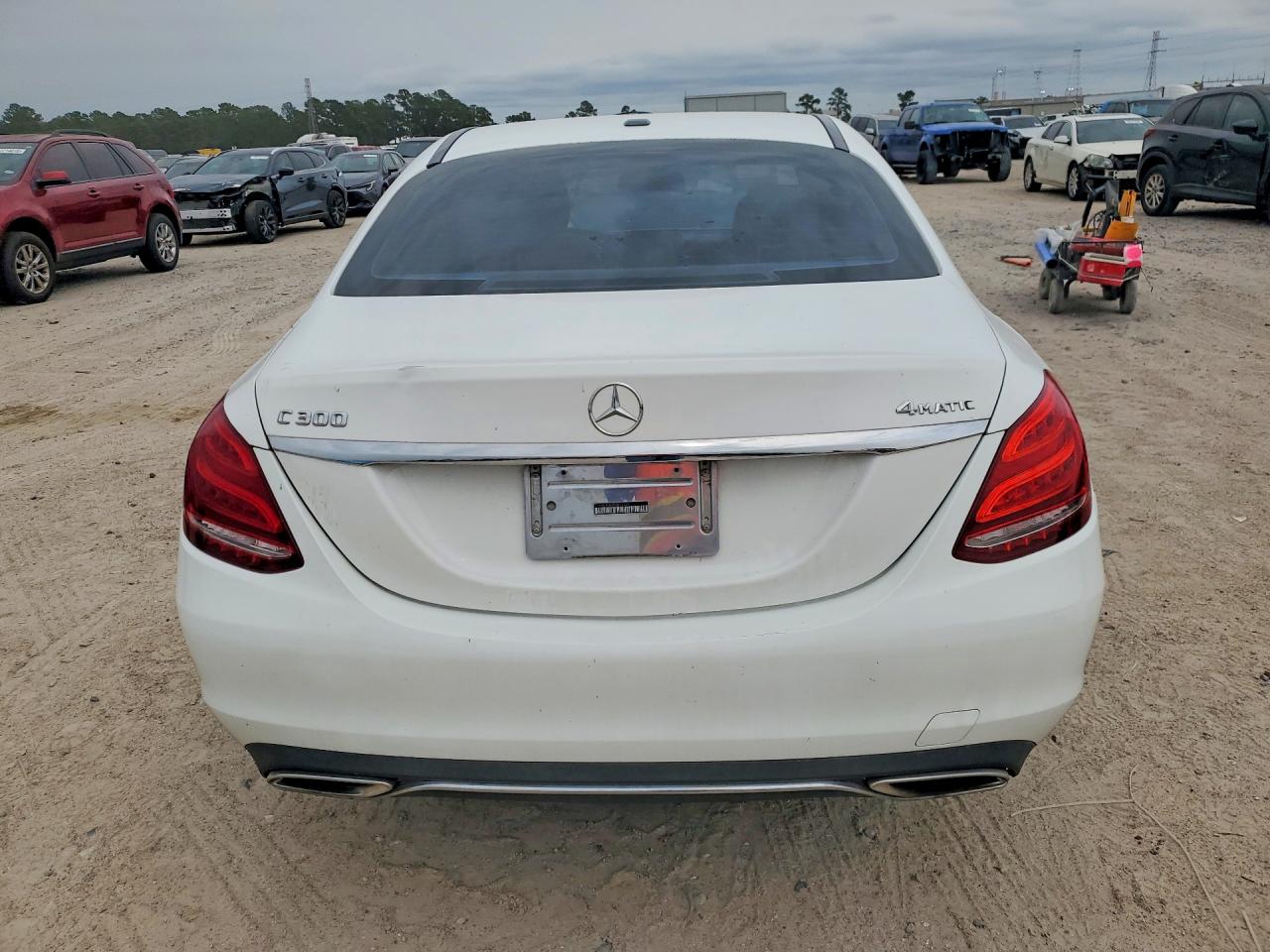 2015 Mercedes-benz C 300 4matic Белый vin: 55SWF4KB2FU003120