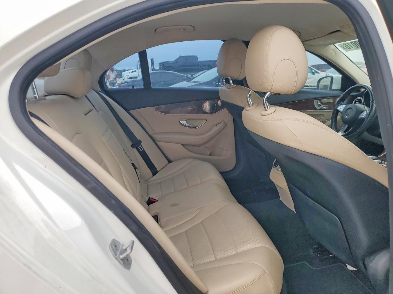 2015 Mercedes-benz C 300 4matic Белый vin: 55SWF4KB2FU003120