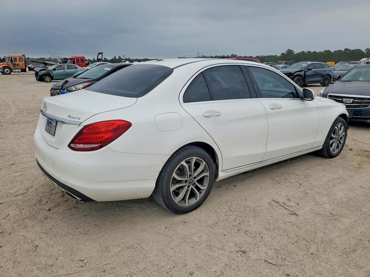 2015 Mercedes-benz C 300 4matic Белый vin: 55SWF4KB2FU003120