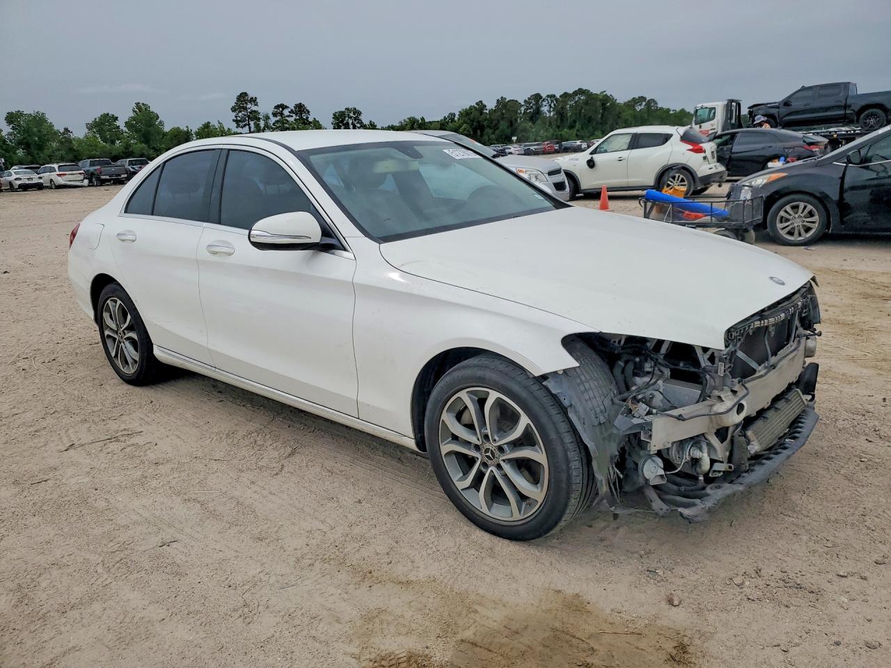 2015 Mercedes-benz C 300 4matic Белый vin: 55SWF4KB2FU003120