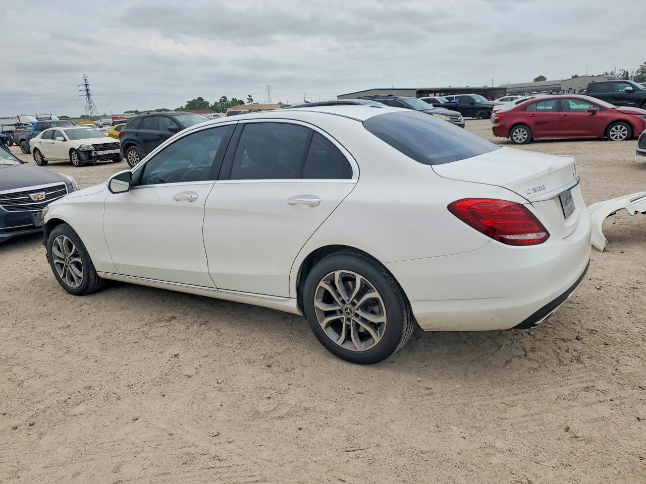 2015 Mercedes-benz C 300 4matic Белый vin: 55SWF4KB2FU003120