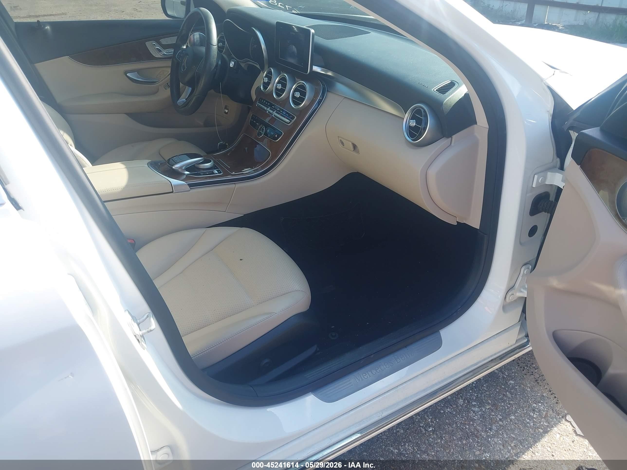 2015 Mercedes-benz C 300 4matic White vin: 55SWF4KB2FU006728