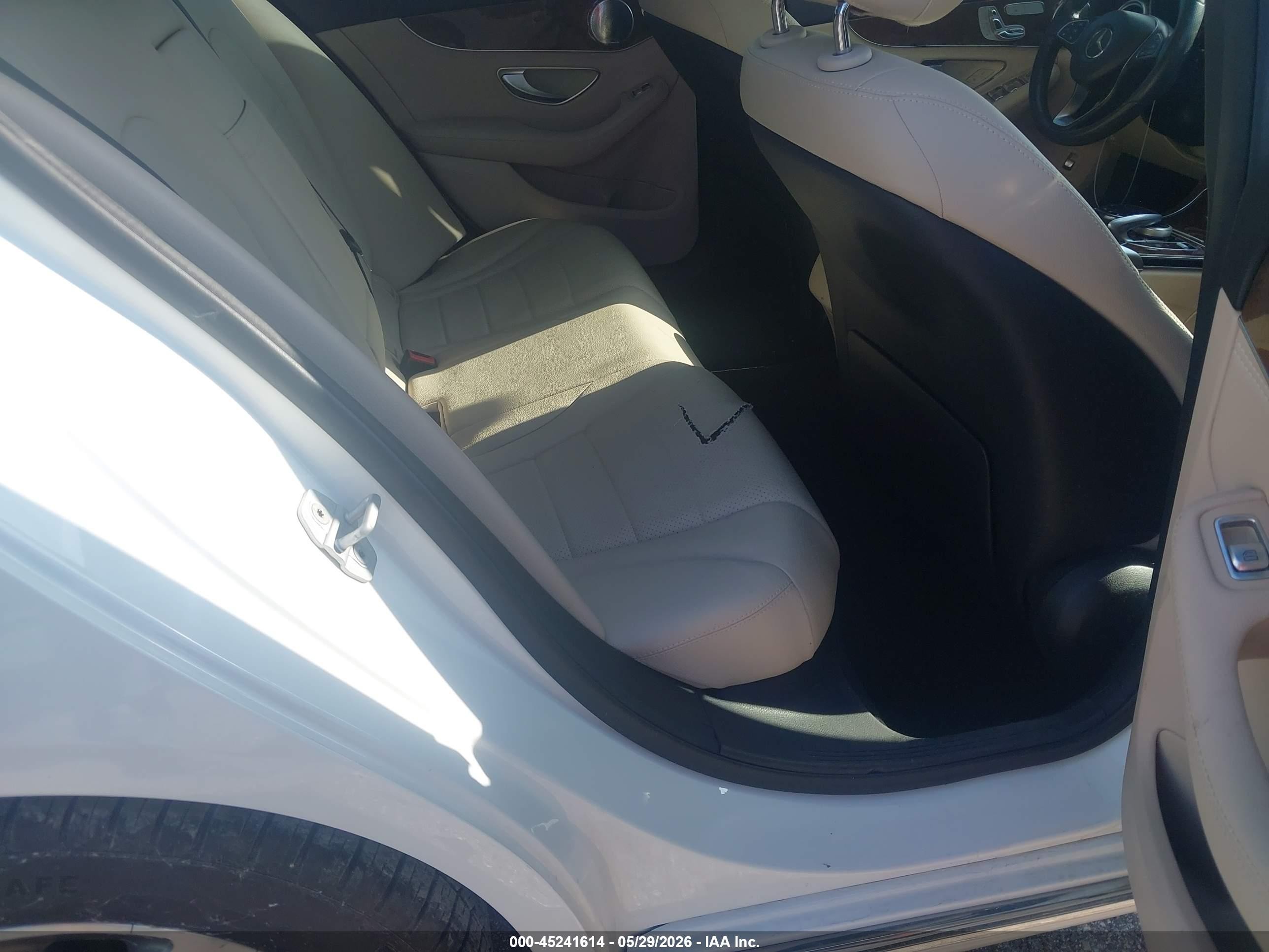 2015 Mercedes-benz C 300 4matic White vin: 55SWF4KB2FU006728