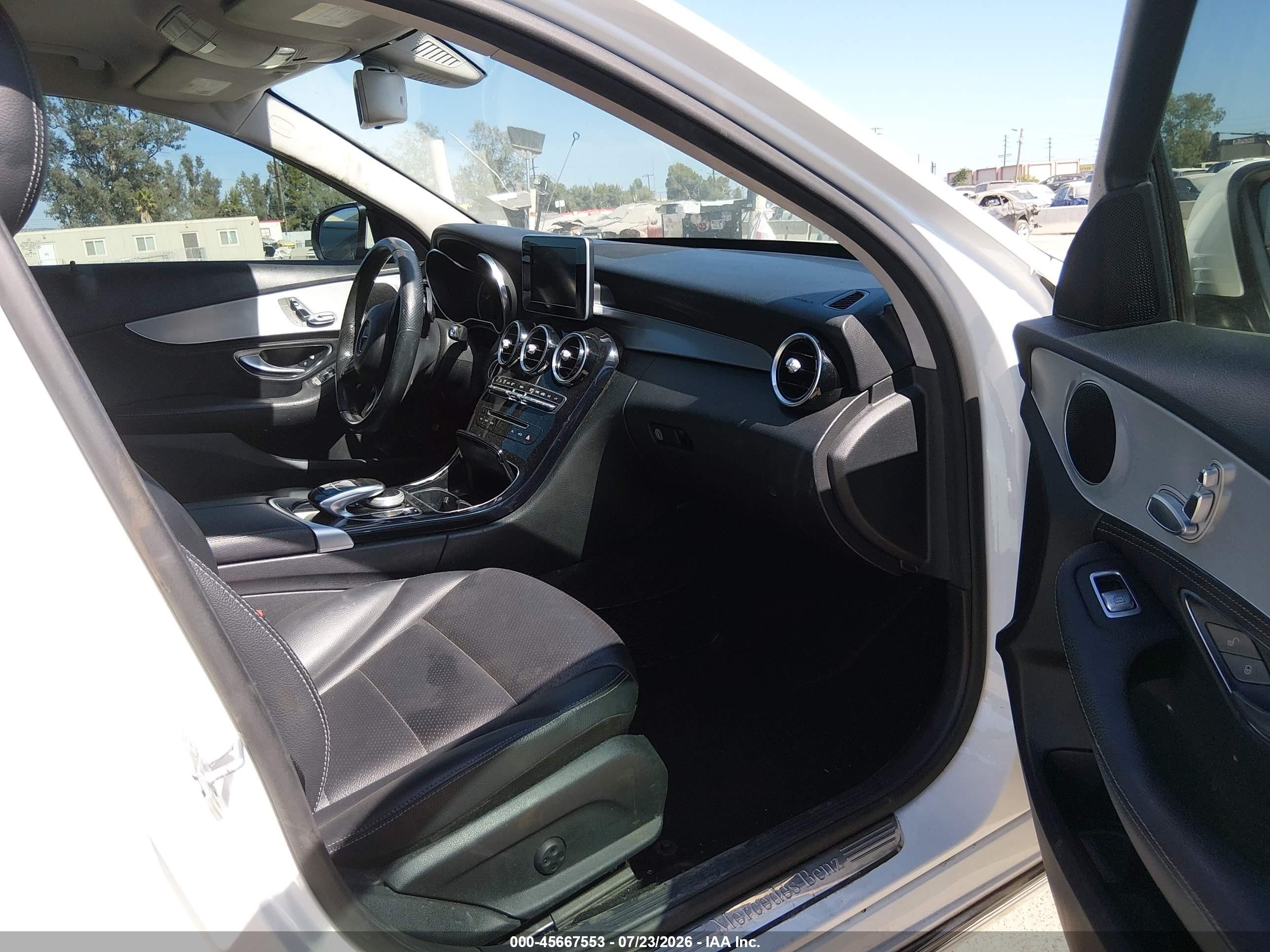 2015 Mercedes-benz C 300 4matic White vin: 55SWF4KB2FU008818