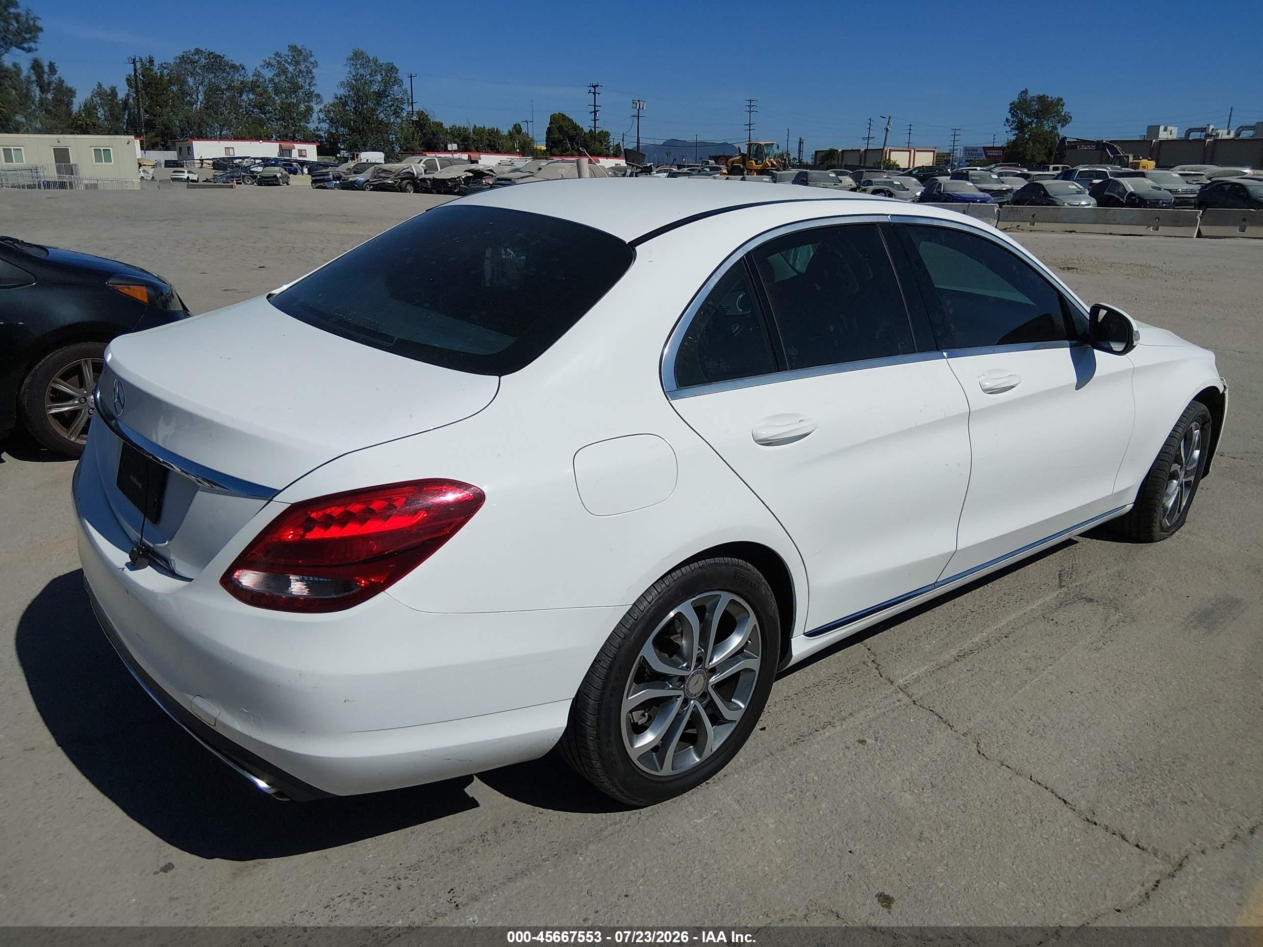 2015 Mercedes-benz C 300 4matic White vin: 55SWF4KB2FU008818