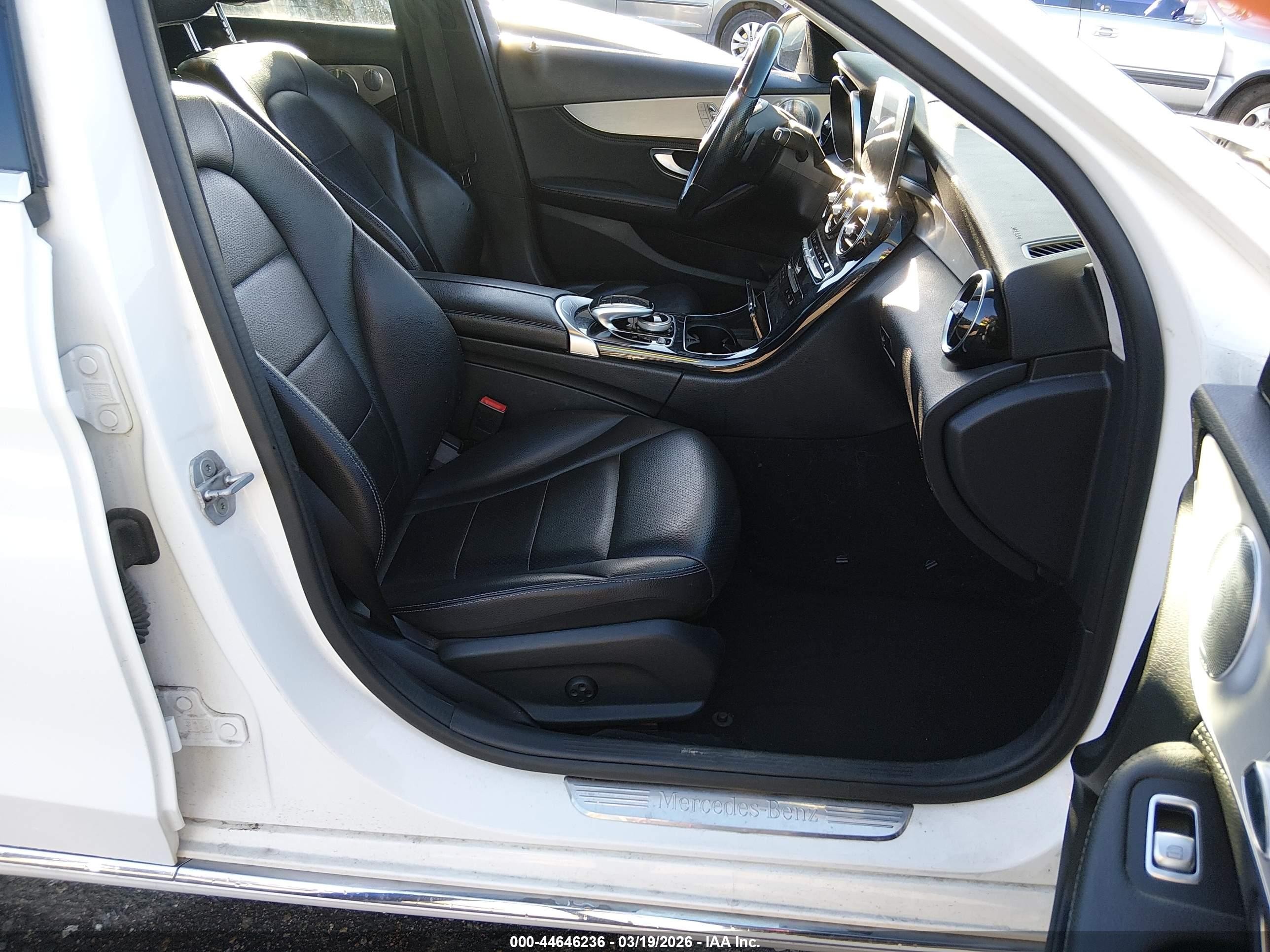 2015 Mercedes-benz C 300 4matic White vin: 55SWF4KB2FU027501