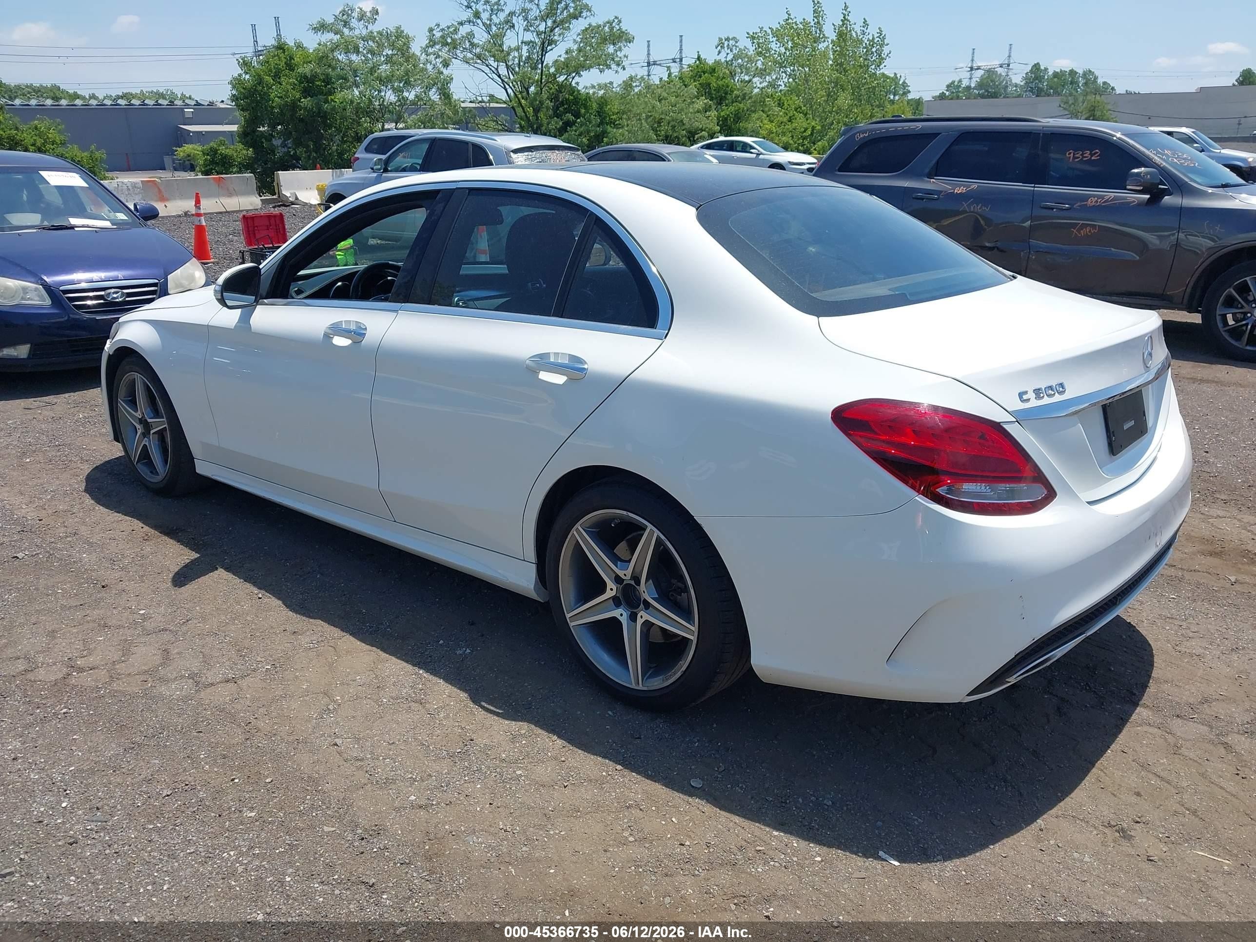 2015 Mercedes-benz C 300 Sport 4matic Белый vin: 55SWF4KB2FU032083