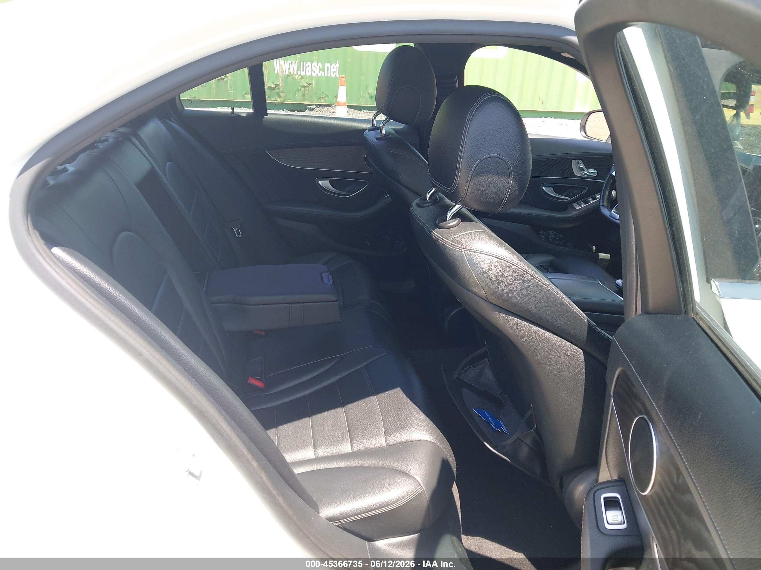 2015 Mercedes-benz C 300 Sport 4matic Белый vin: 55SWF4KB2FU032083