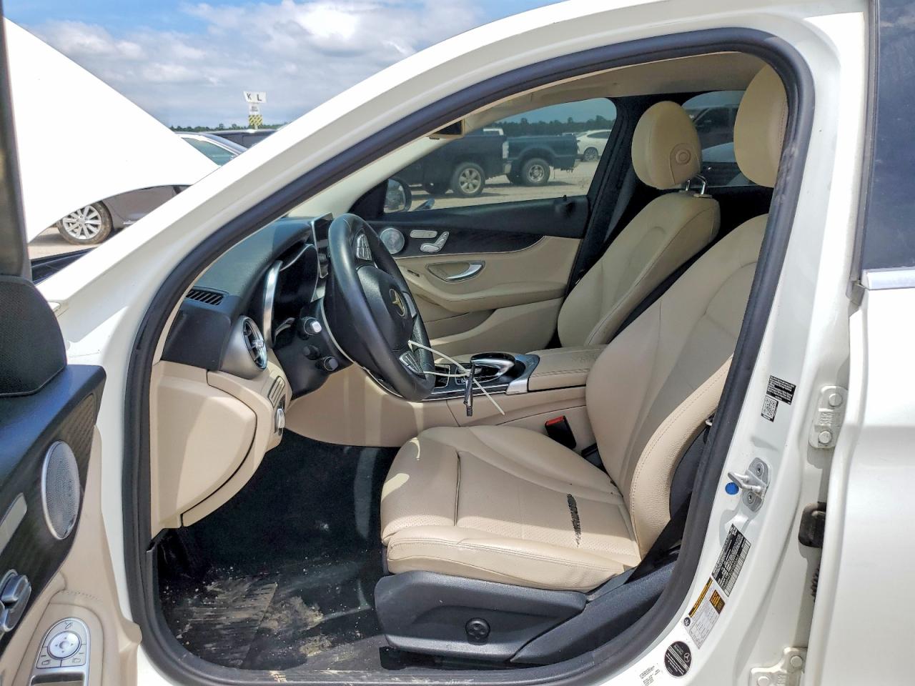 2015 Mercedes-benz C 300 4matic White vin: 55SWF4KB2FU035369