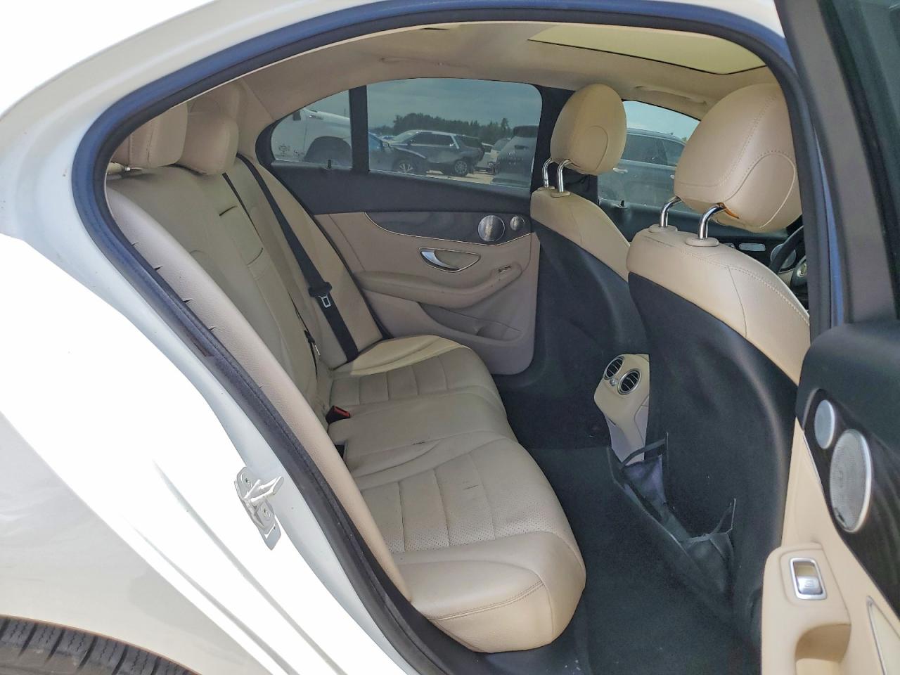 2015 Mercedes-benz C 300 4matic White vin: 55SWF4KB2FU035369