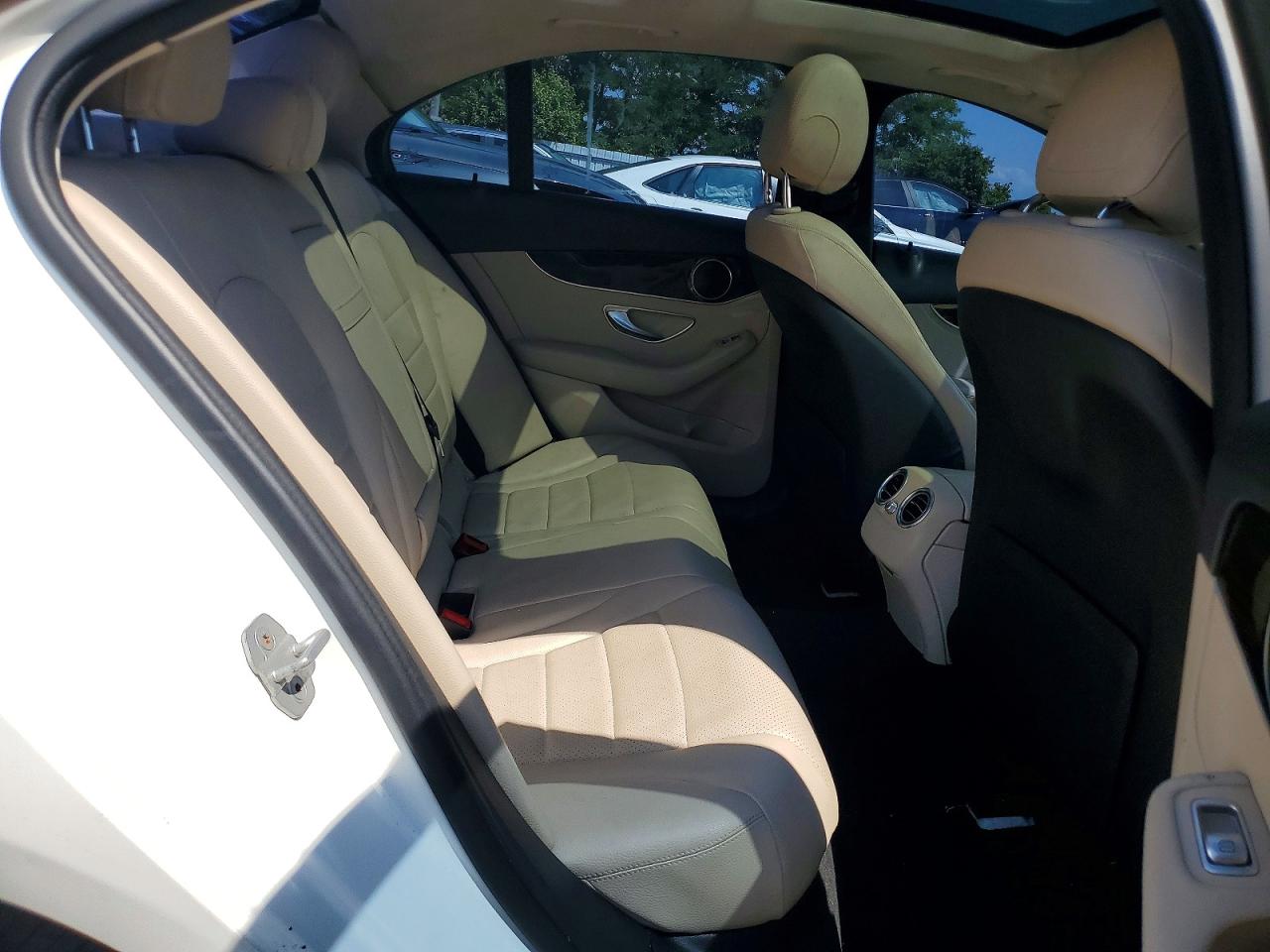 2015 Mercedes-benz C 300 4matic White vin: 55SWF4KB3FU010531