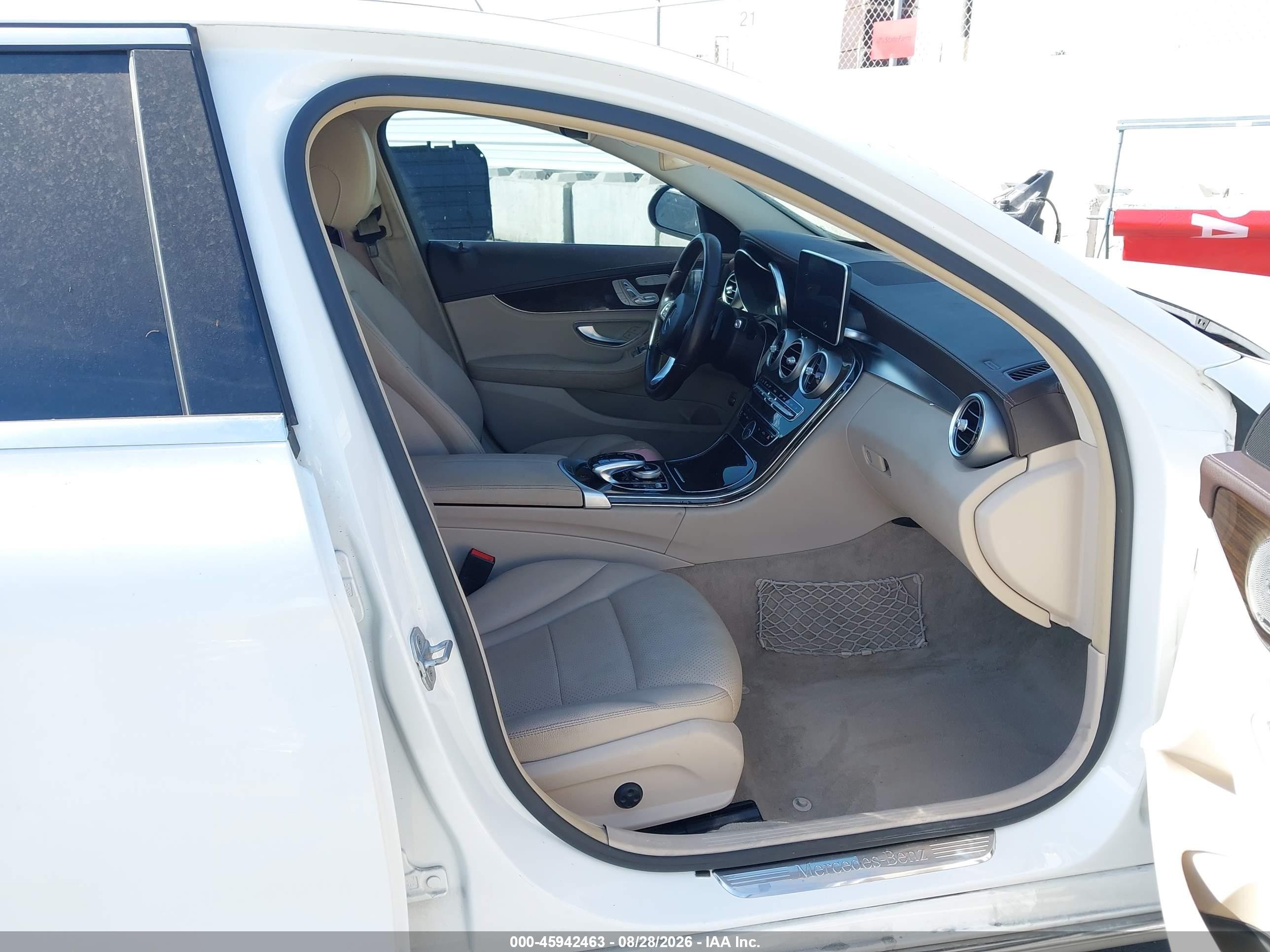 2015 Mercedes-benz C 300 Luxury 4matic Белый vin: 55SWF4KB3FU017575