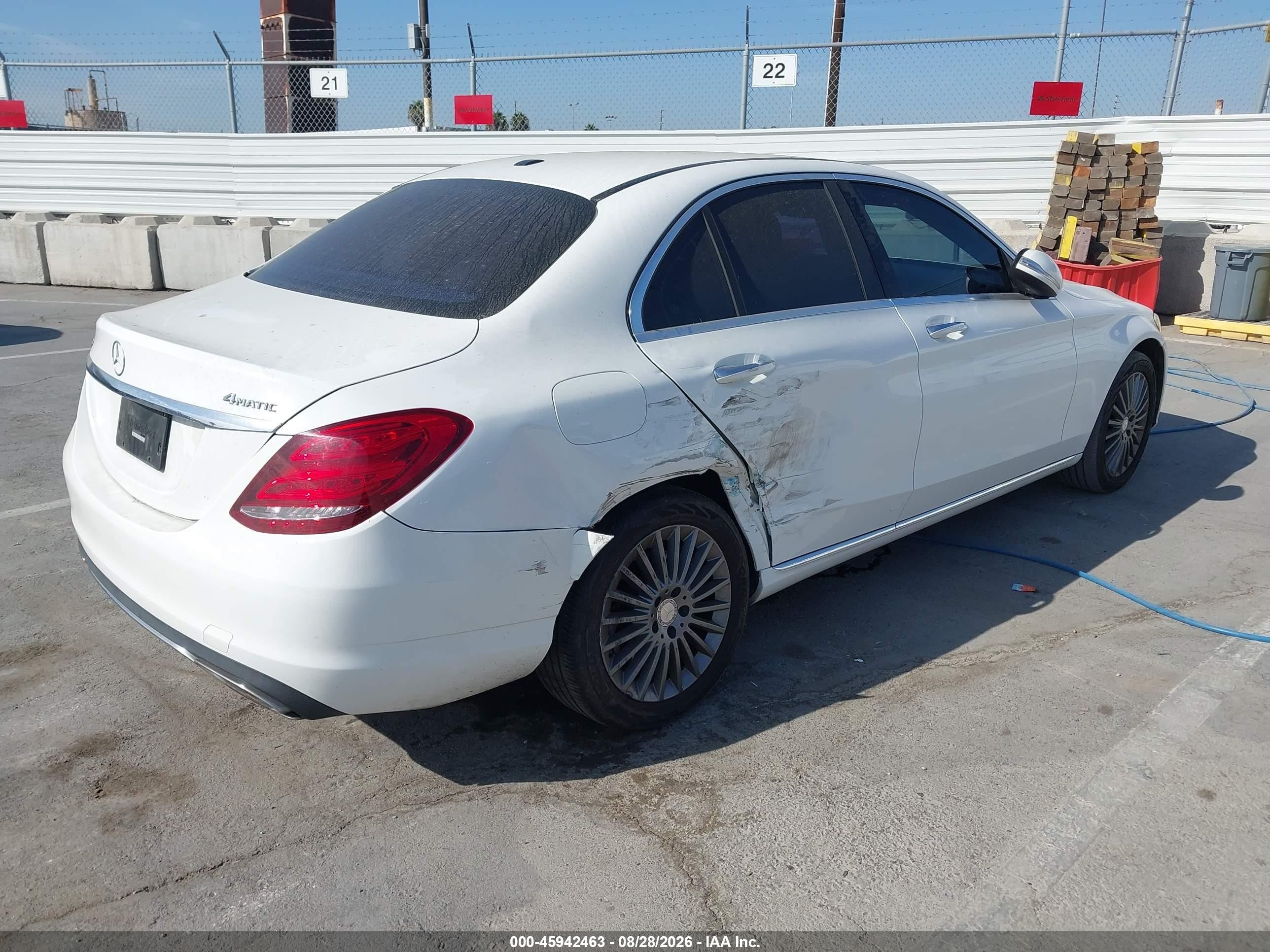 2015 Mercedes-benz C 300 Luxury 4matic Белый vin: 55SWF4KB3FU017575